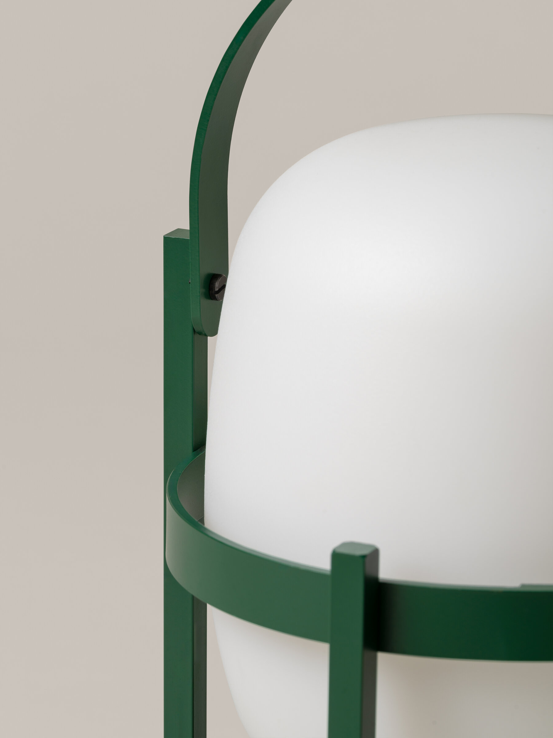 Detailaufnahme der Cestita Alubat Tischleuchte in English Green von Santa & Cole.