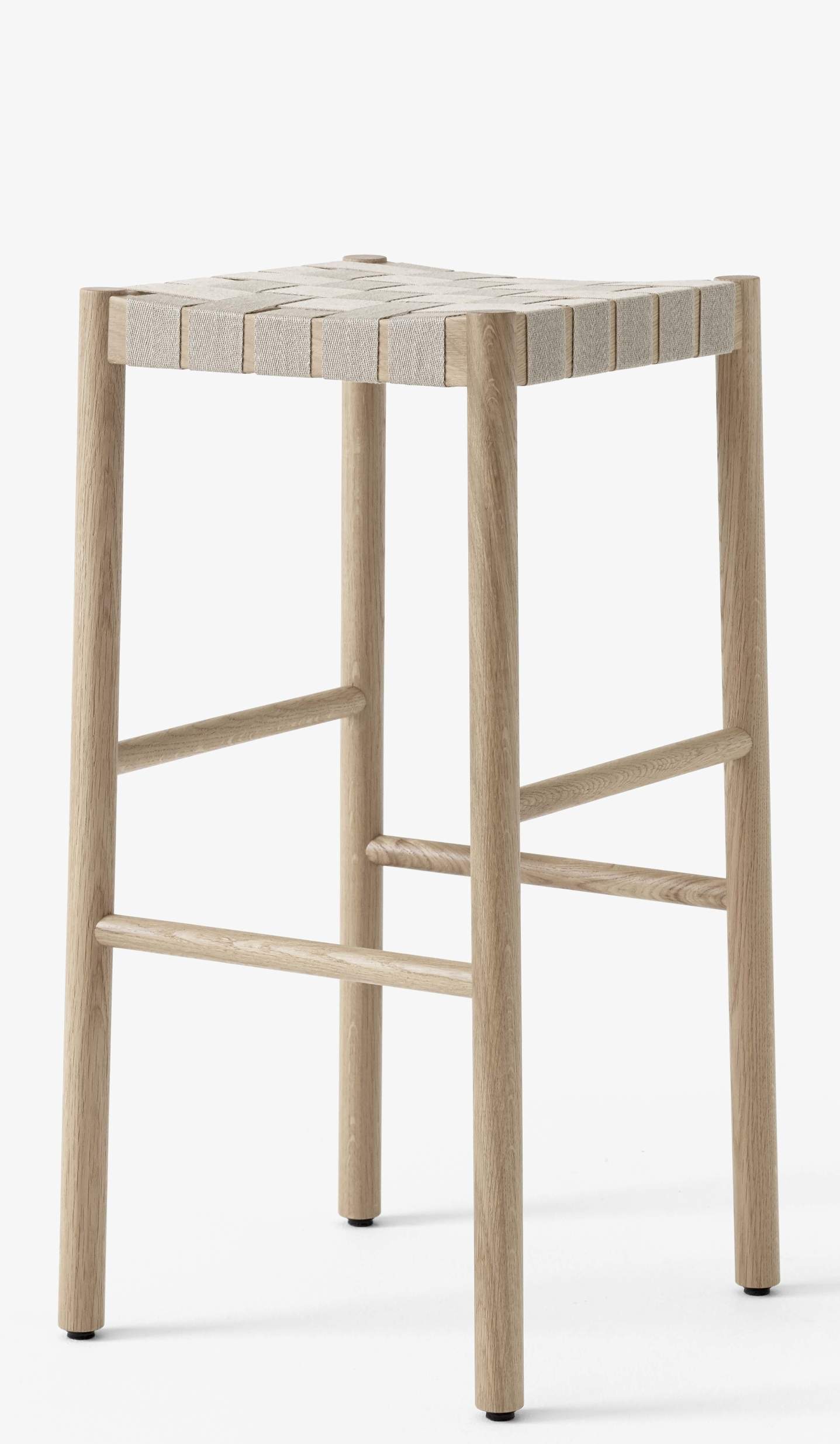 Betty TK8 Barhocker von Andtradition, H 76 cm, aus hellem Holz mit gewebter Sitzfläche.