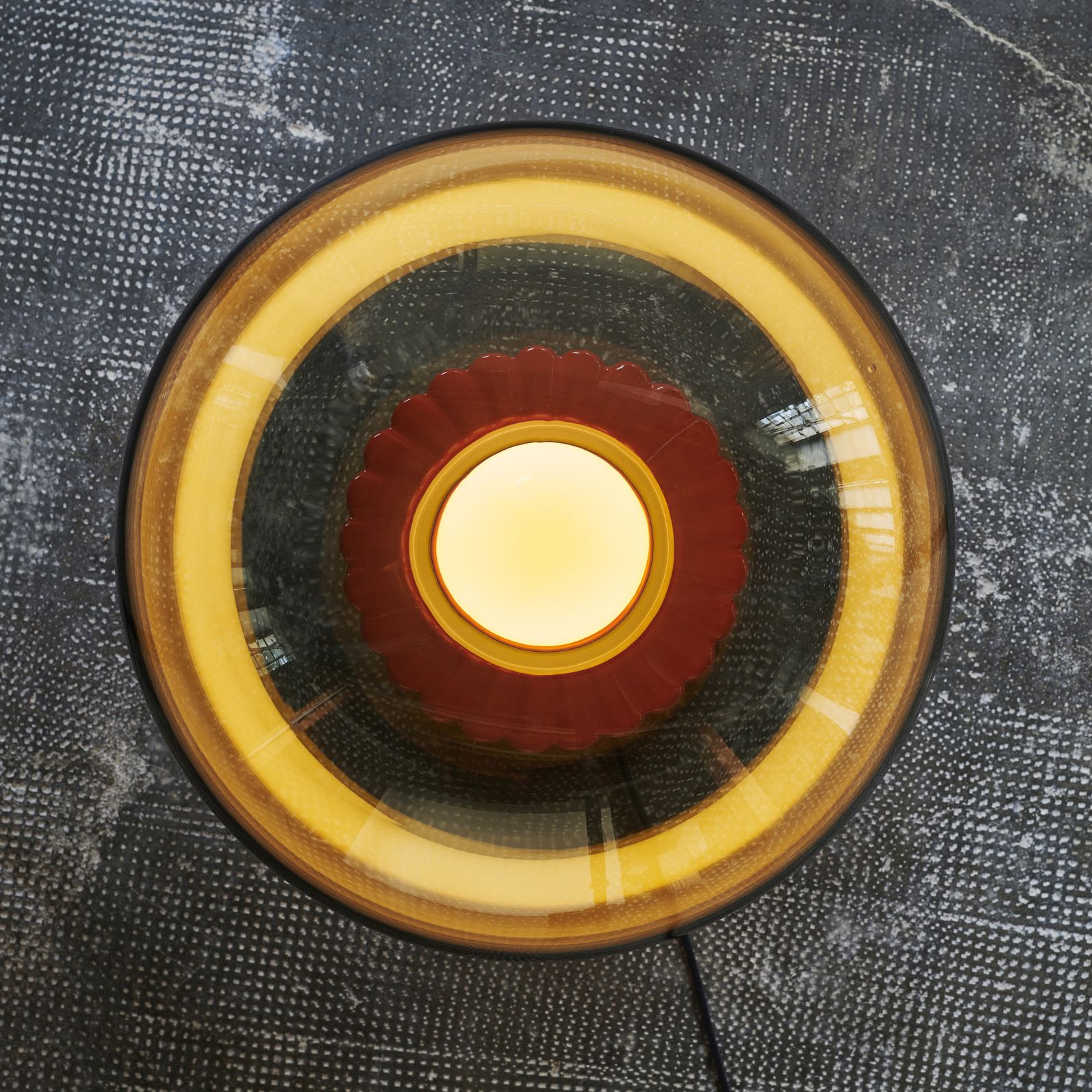 Draufsicht der Fungi Bodenleuchte in Warmbeige: Moderne Lampe mit warmem Licht.