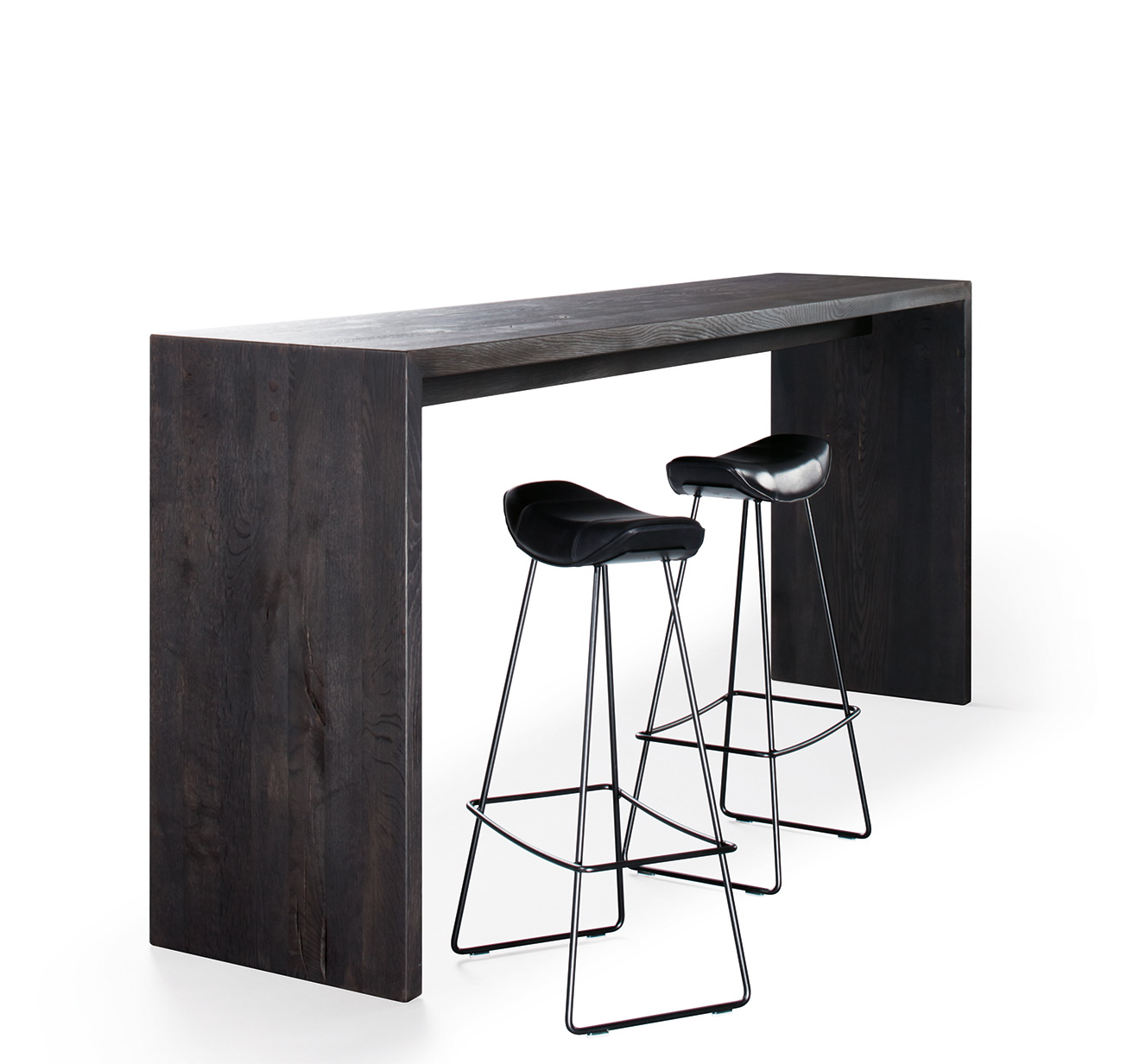 SC 52 Janua Theke aus dunklem Holz mit zwei schwarzen Barhockern. Moderne Küchentheke.