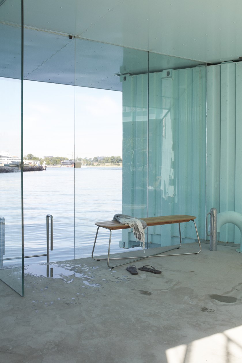 Lilium Bank von Skagerak by Fritz Hansen: Holzbank für den Außenbereich mit Handtuch.