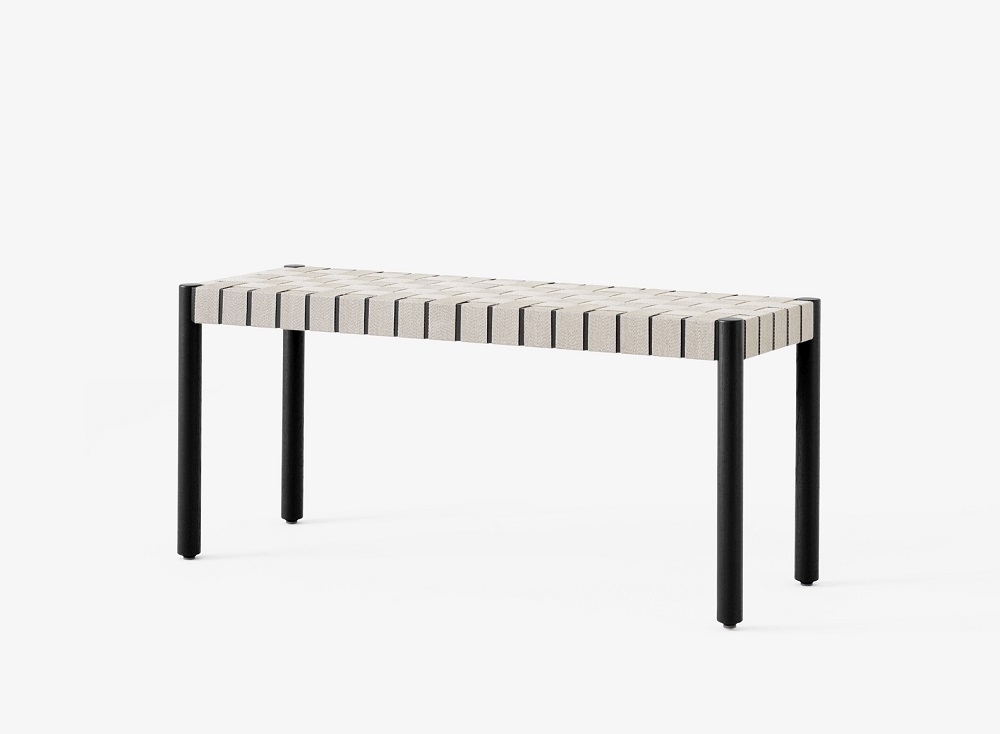 AndTradition Betty Bank TK4 mit schwarzem Gestell und gewebter Sitzfläche.