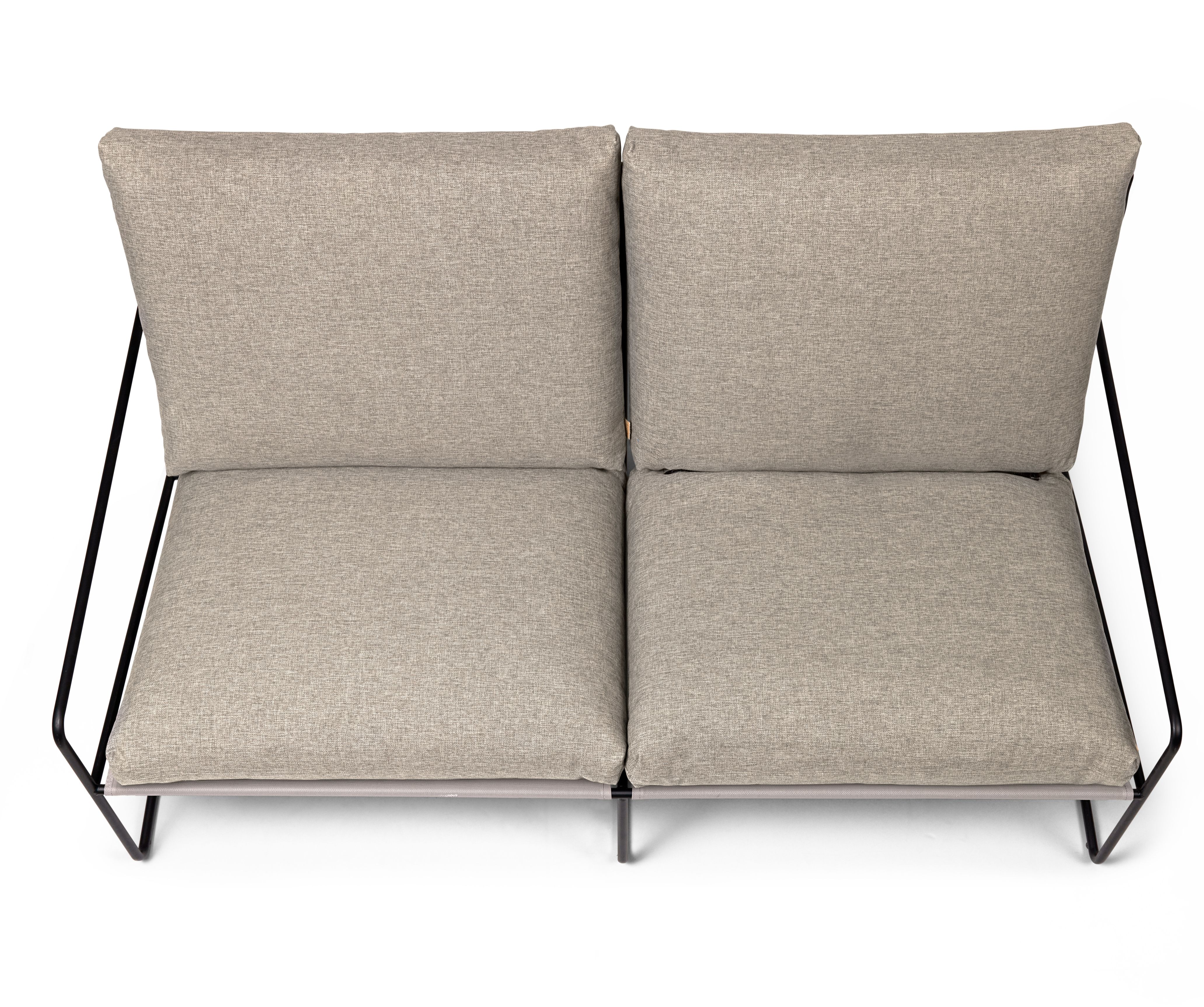 Desert Outdoor Sofa von Ferm Living mit schwarzem Gestell und beigen Kissen, Vogelperspektive.