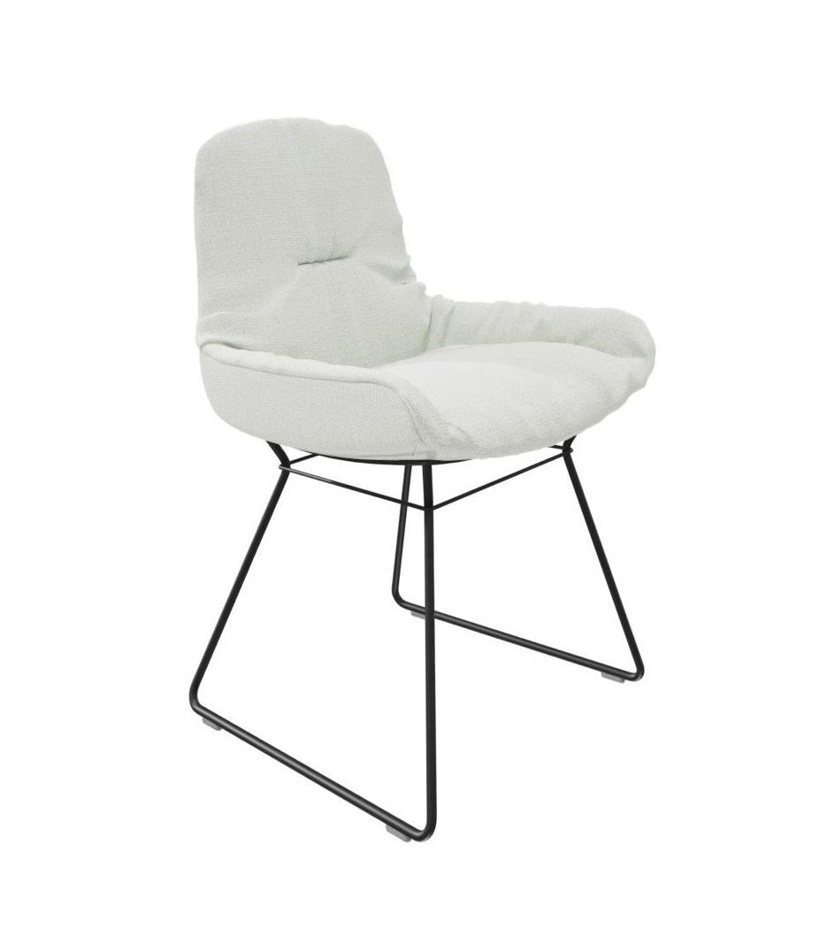 Leya Stuhl mit niedriger Armlehne, Stoff Safire, Freifrau Manufaktur, Designstuhl mit schwarzem Gestell.