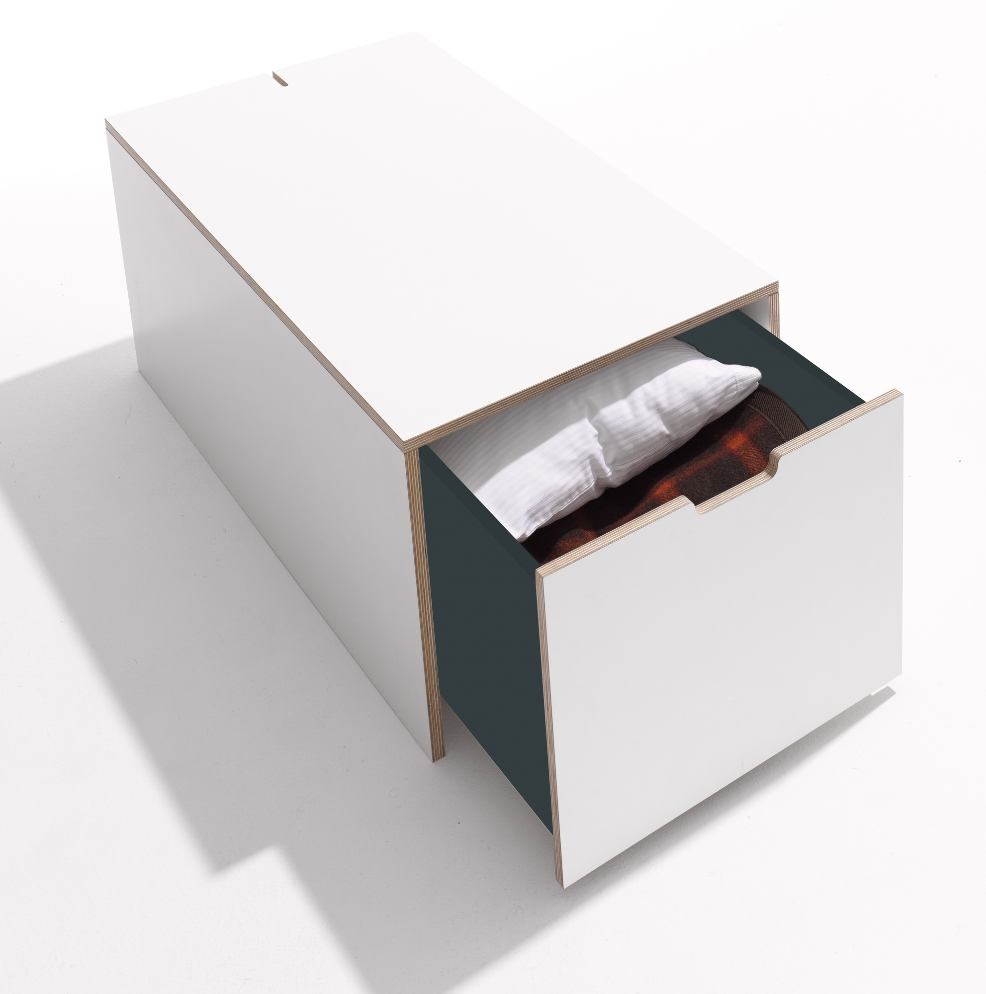 Weißer Klassik Bettkasten von Müller Möbelwerkstätten mit offenem Schubkasten, gefüllt mit Kissen und Decke.