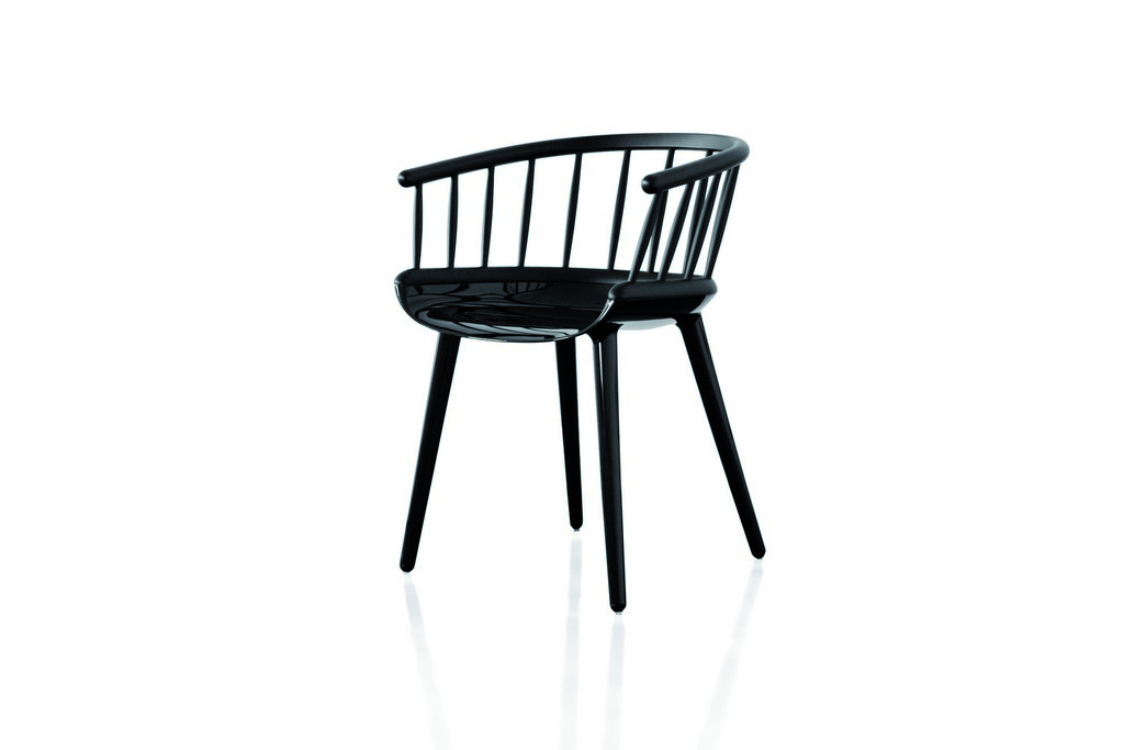 Schwarzer Cyborg Sessel von Magis mit Rückenlehne und vier Beinen, modernes Möbeldesign.