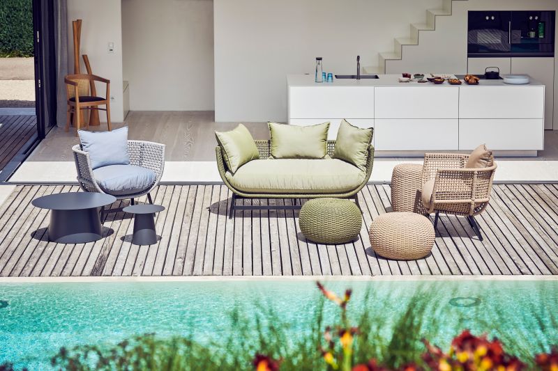 Hellgraues Suka Loungesofa von Jan Kurtz im Outdoor-Bereich mit Pool und passenden Outdoor-Möbeln.