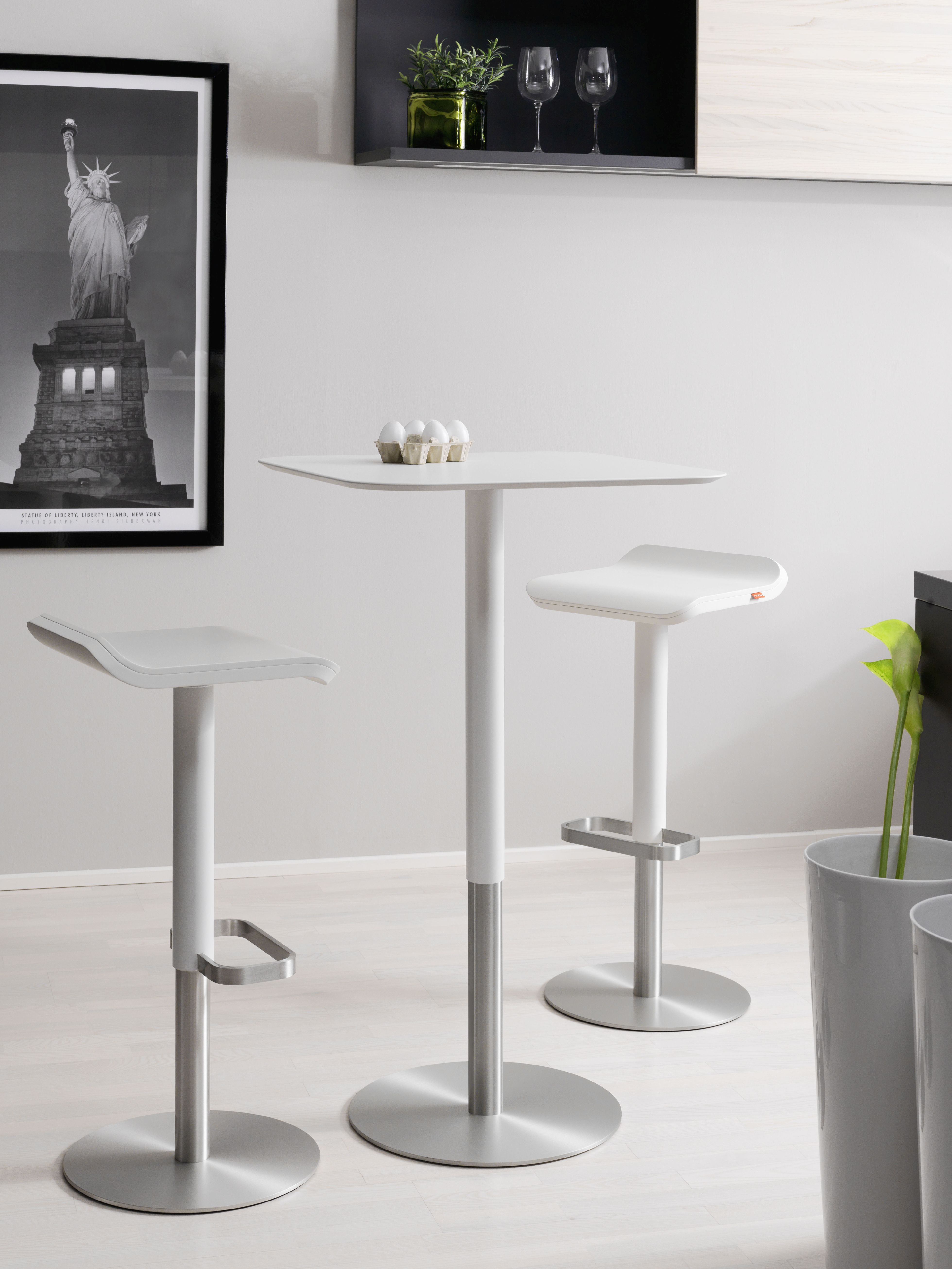 Weißer ED 105 Stehtisch von Moree mit zwei Barhockern und Edelstahlfuß in modernem Ambiente.