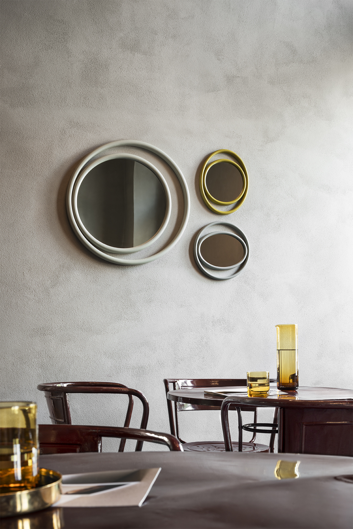 Drei Eyeshine Spiegel von Wiener GTV Design in Grau, Gelb und Oval an einer Wand.