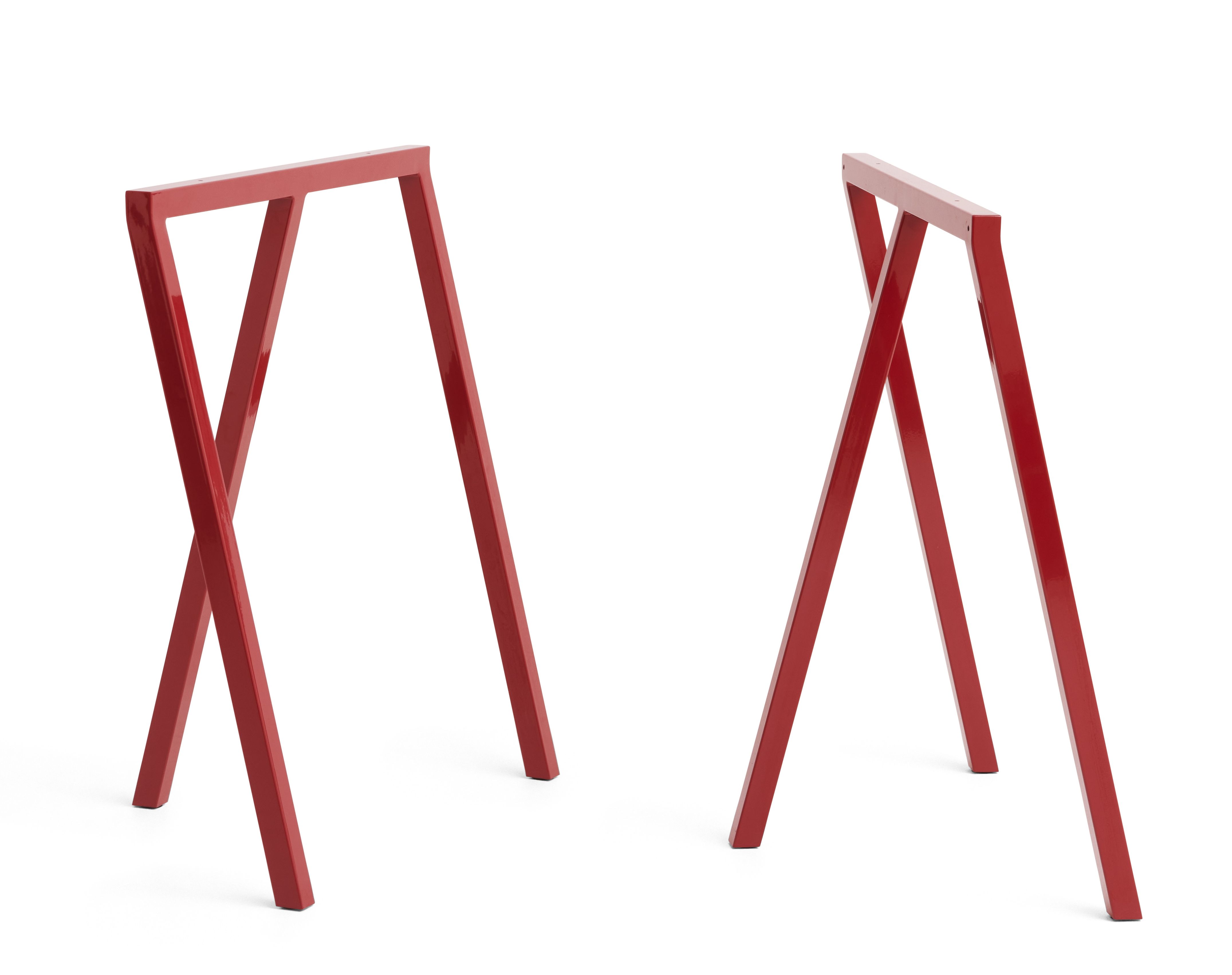 Zwei rote Hay Loop Stand Frame Tischböcke aus Metall auf weißem Hintergrund.