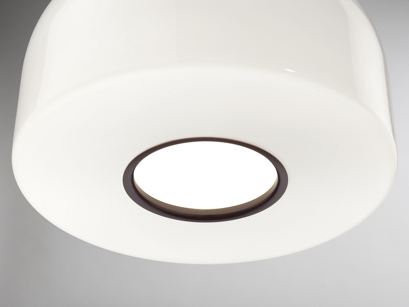 Nahaufnahme der modernen Bellhop Pendelleuchte von Flos mit weißem Glasdiffusor.