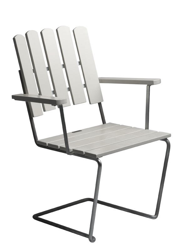 Armlehnstuhl A2 von Grythyttan Stalmöbler: Weiß lackierter Eichenholzstuhl mit Stahlgestell für den Garten.