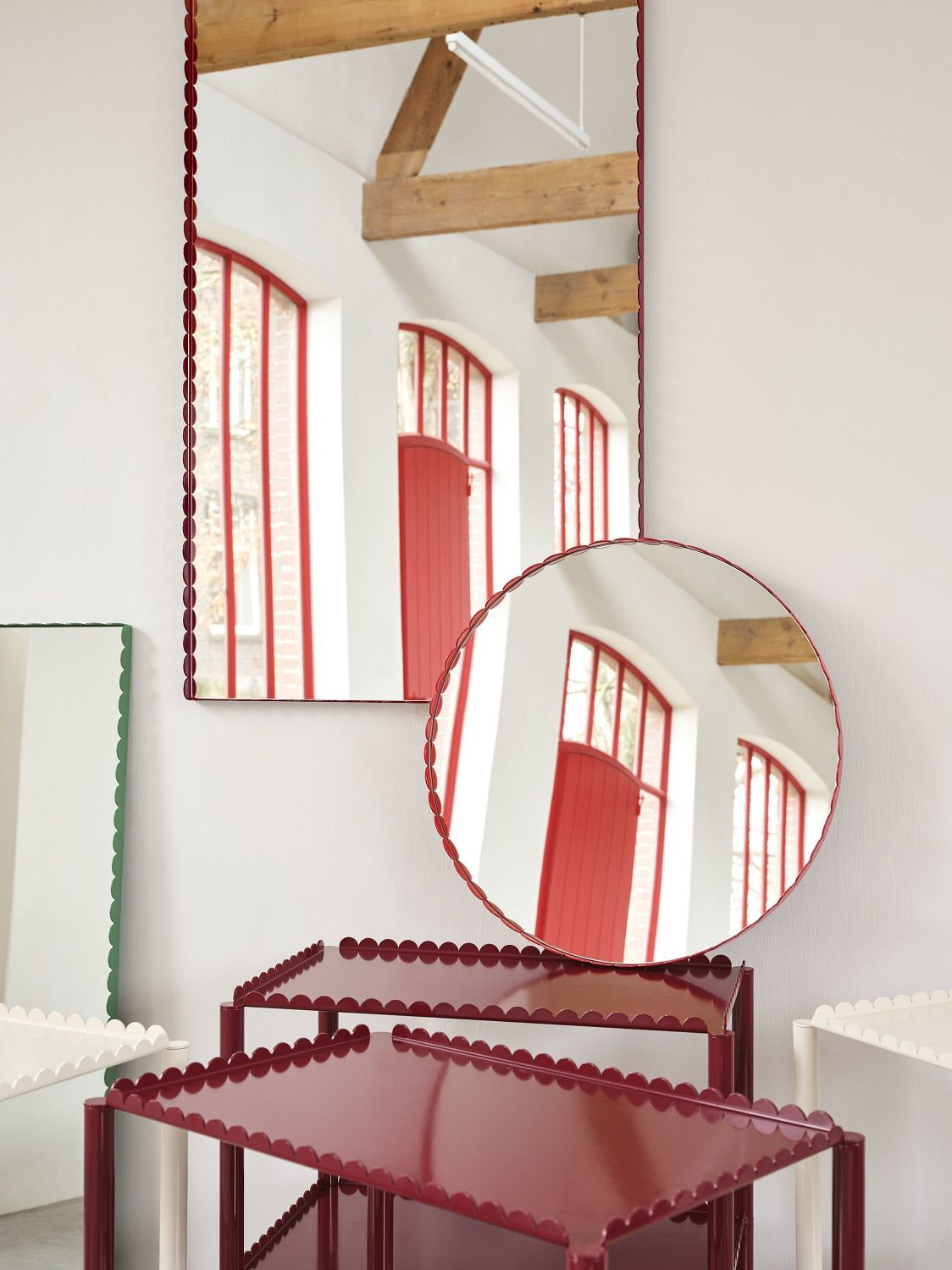 Rechteckiger Arcs Mirror Spiegel von Hay in Grün und Burgunderrot, modernes Design für Wand und Einrichtung.