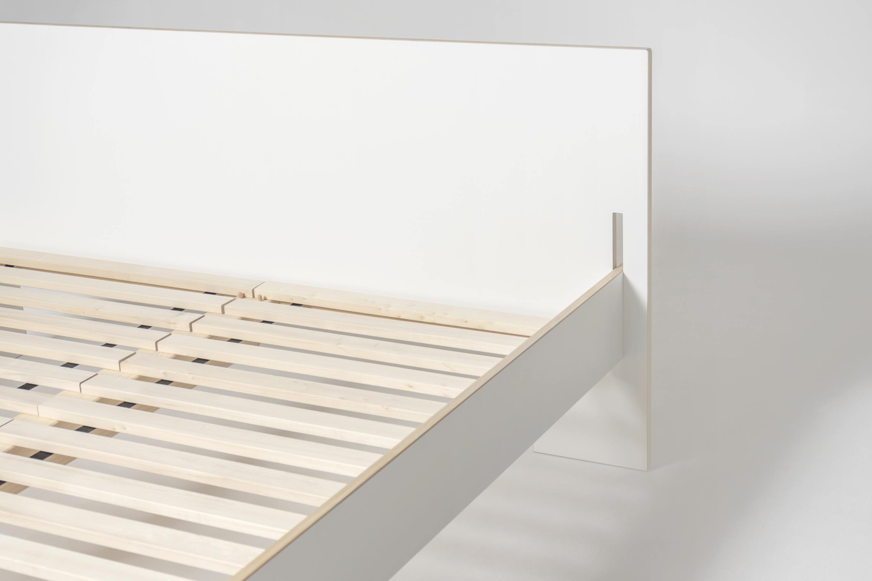 Detailaufnahme: Moormann Roll-Lattenrost aus Massivholz im Bettgestell, flexible und natürliche Schlaflösung.