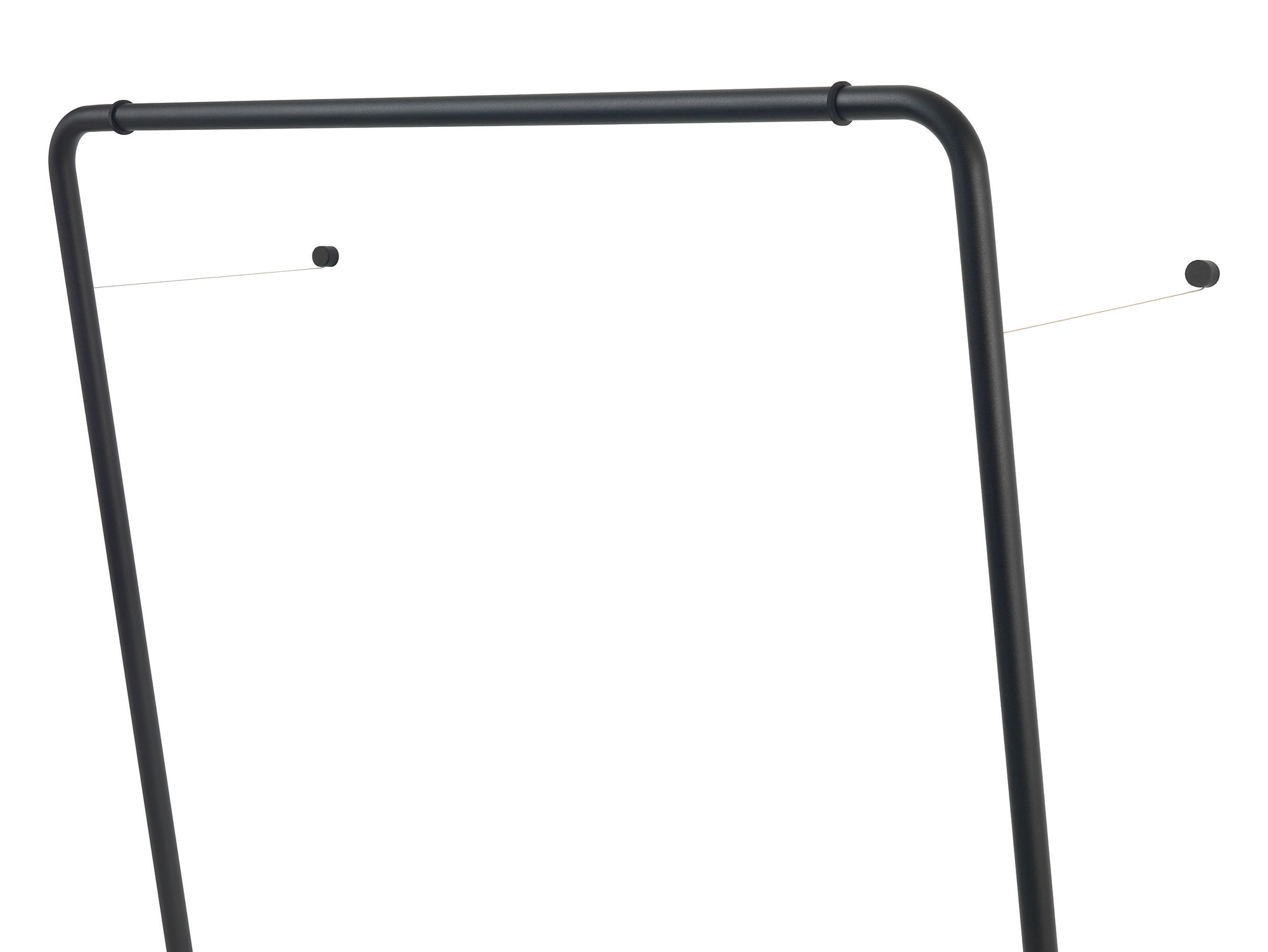 Detailaufnahme der Curve Wandgarderobe von Schönbuch, schwarzes Metall, minimalistisches Design für Flur und Garderobe.