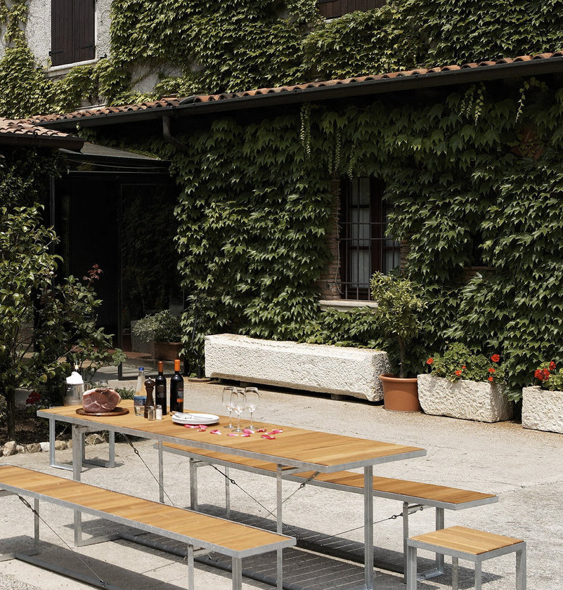 Jever Architekten Tisch von Jan Kurtz im Außenbereich mit Speisen und Getränken.