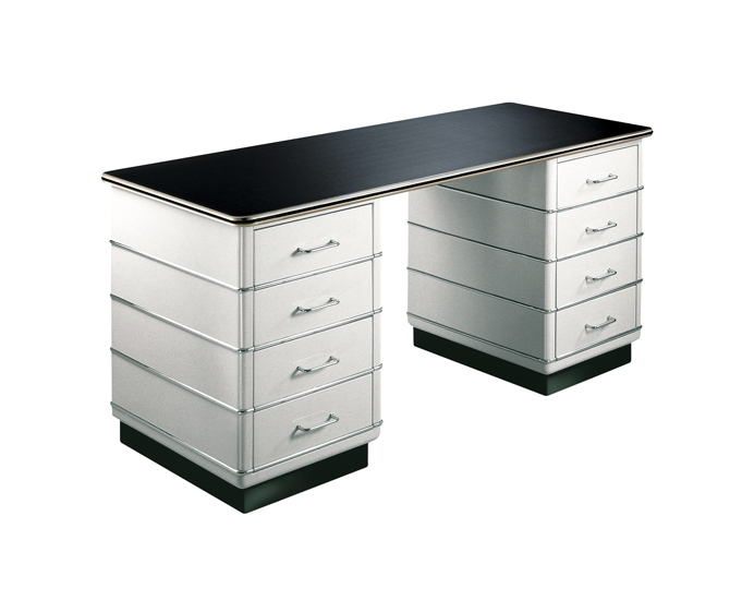 TB229 Classic Line Schreibtisch von Müller Möbelfabrikation mit schwarzer Tischplatte und weißen Schubladen.