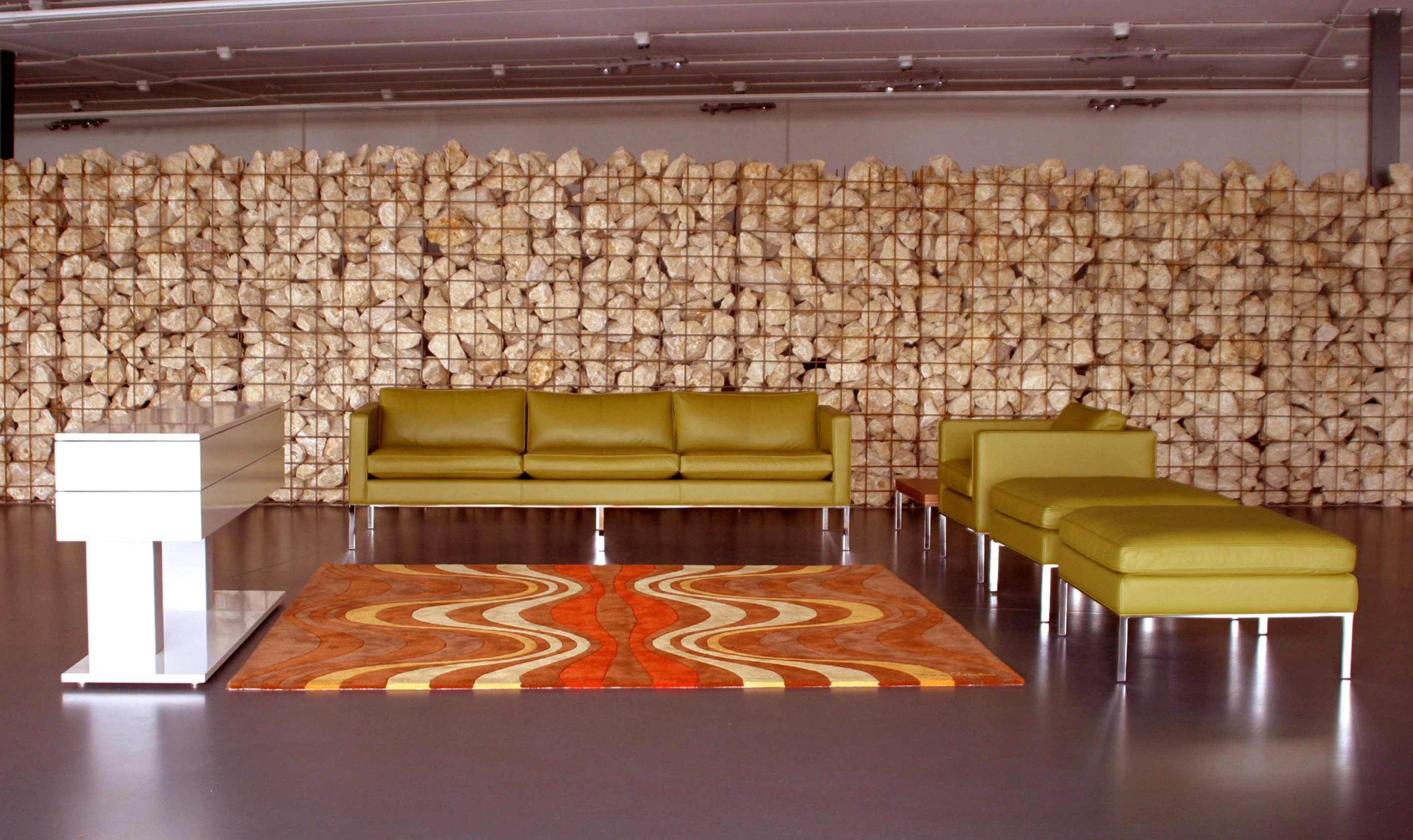 Panton Teppich Onion mit wellenförmigem Muster in Orange- und Brauntönen im modernen Wohnzimmer.