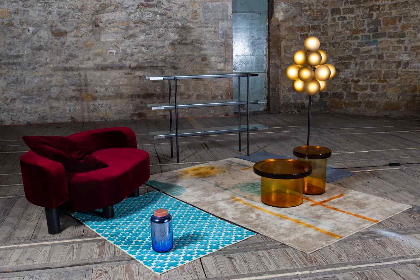 Stimmungsvolles Interieur mit Stellar Grape Stehleuchte von Pulpo, transparenten Glaskugeln und schwarzem Fuß.