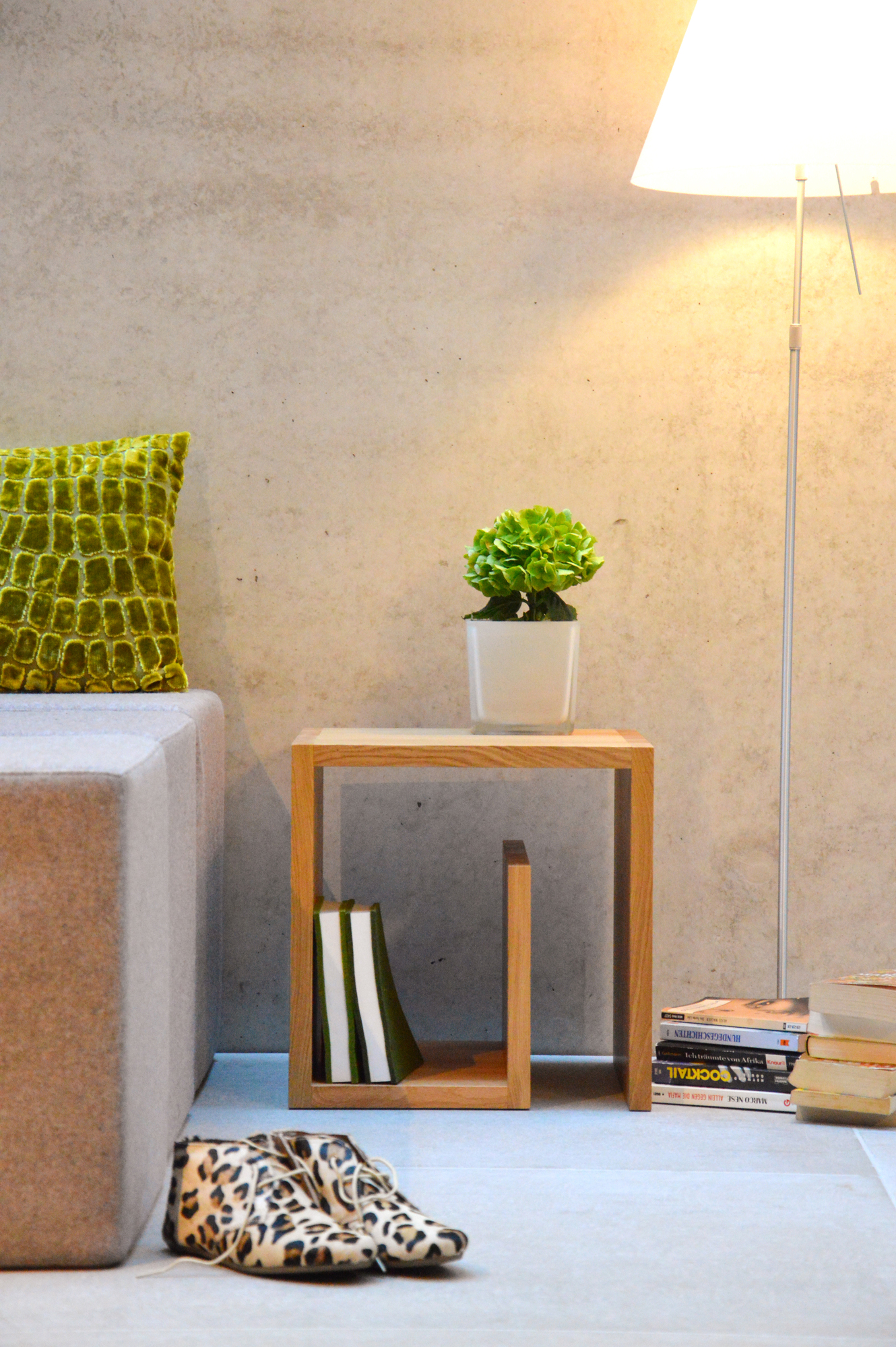 Cubus G Beistelltisch von Jan Kurtz aus Holz mit Pflanze und Büchern im Wohnzimmer.