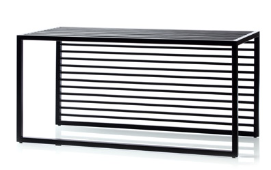 Schwarze Element Bank von novoform mit Lattenrost-Sitzfläche und minimalistischem Metallgestell. Moderne Sitzbank für Innenräume.