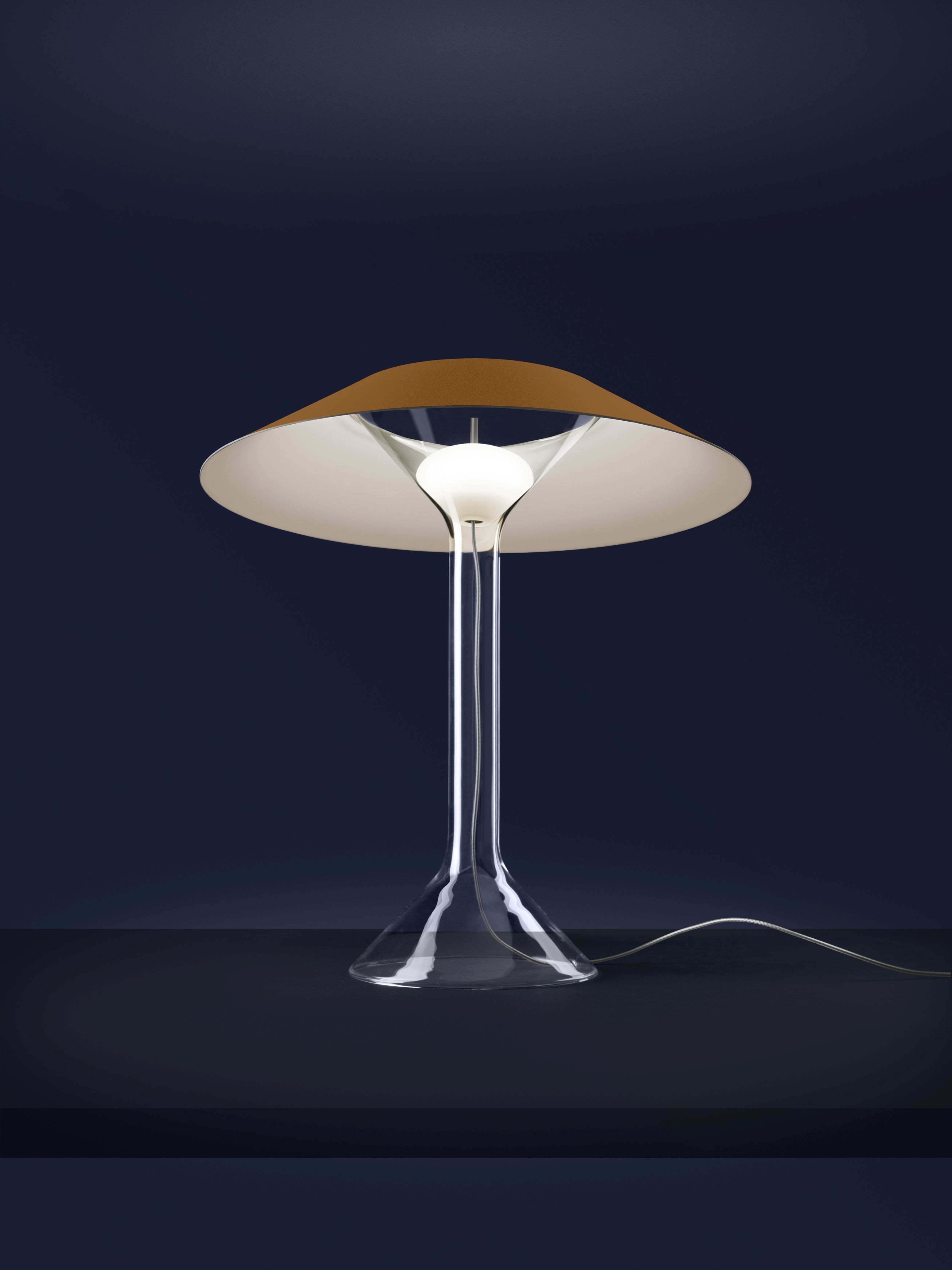 Chapeaux Tischleuchte von Foscarini, dunkelroter Lampenschirm, Glasfuß, moderne Tischlampe für Wohnzimmer.