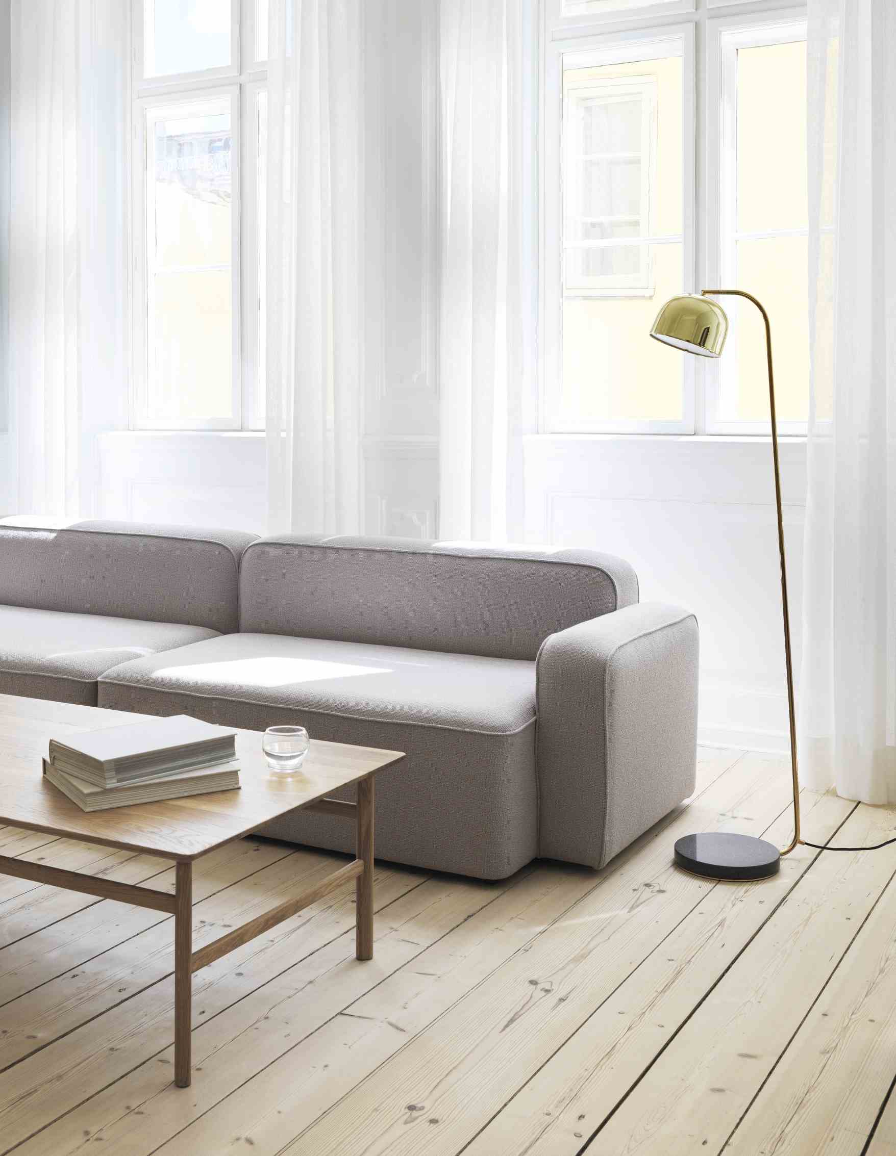 Moderner Wohnraum mit grauem Sofa und Grow Table Couchtisch von Normann Copenhagen aus dunkler Eiche.