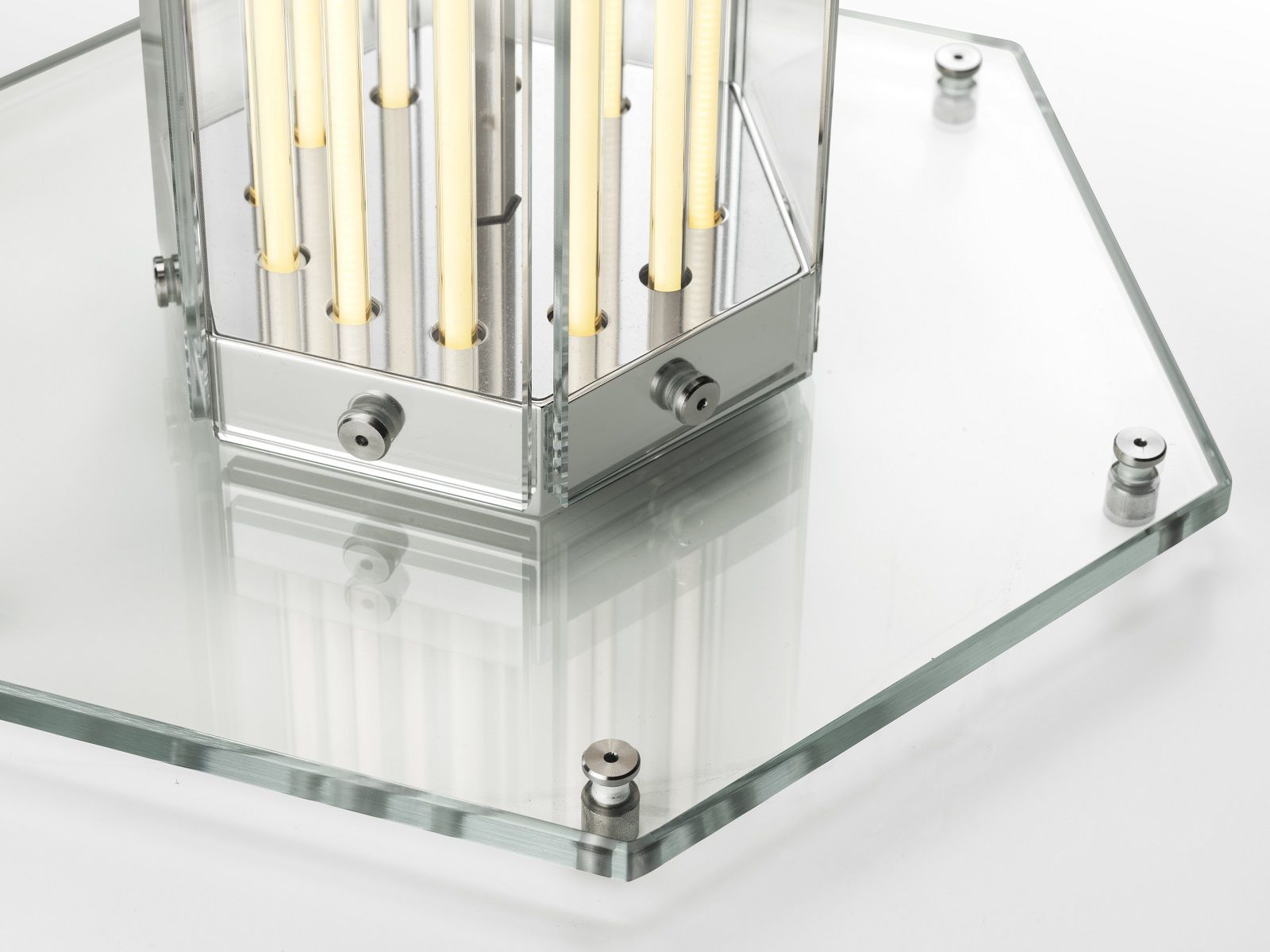 Detailaufnahme der Superwire T Tischleuchte von Flos mit Glasfuß und Leuchtstäben.