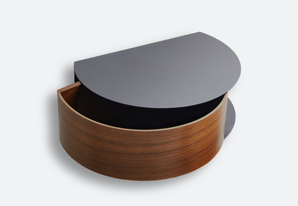 Wallie Wandschublade von Woud aus Nussbaumholz mit grauer Abdeckung, modernes Wandregal für das Schlafzimmer.