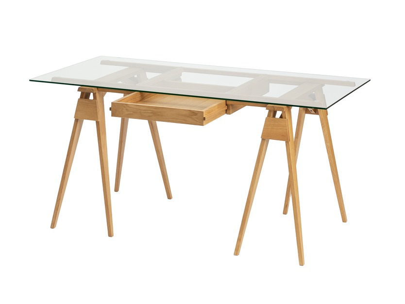 Arco Desk Tisch von Design House Stockholm mit Glasplatte und Holzgestell mit Schublade.