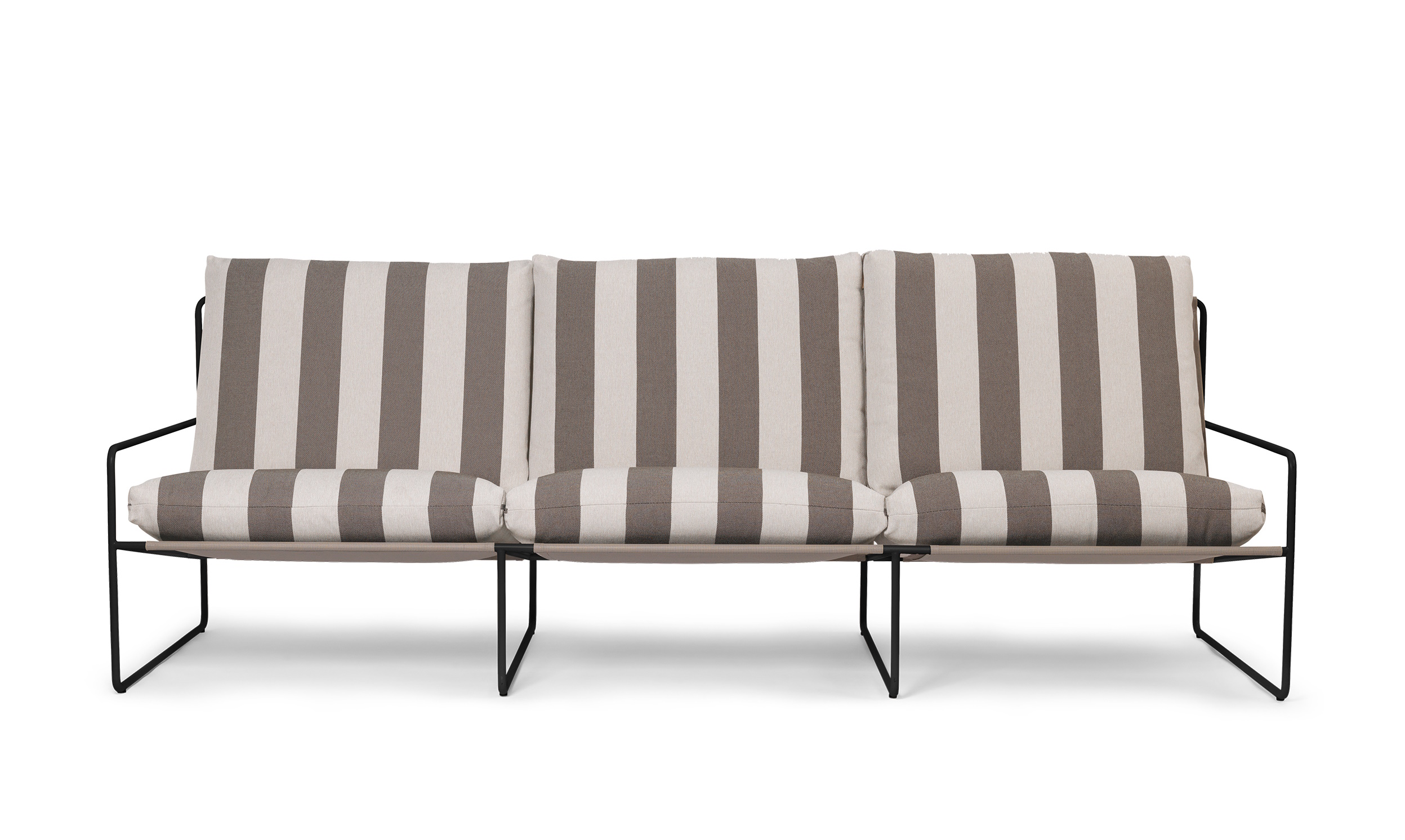 Desert 3-Sitzer Sofa von Ferm Living mit schwarzem Gestell und gestreiften Outdoor-Kissen.