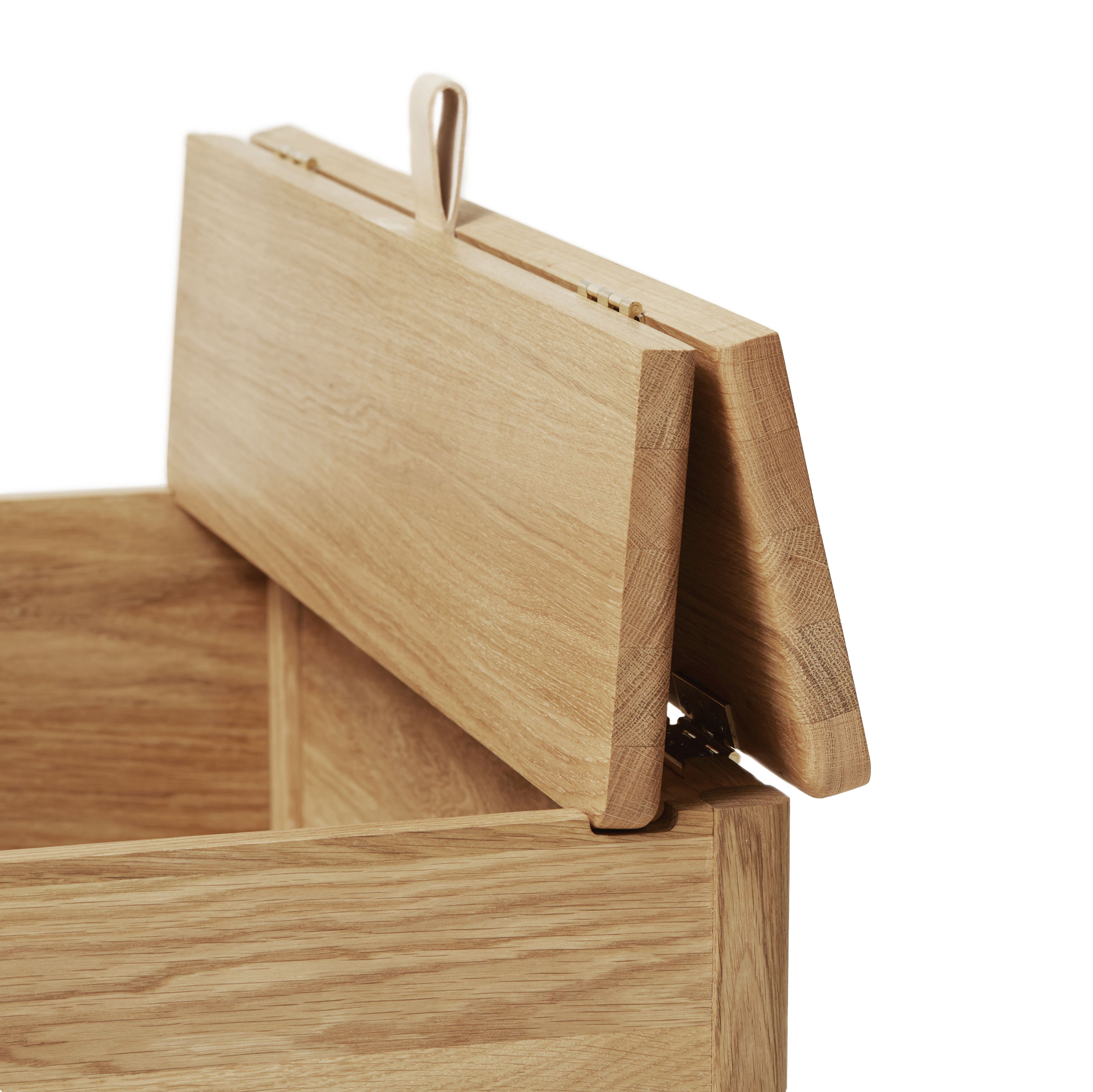 Detailaufnahme der geöffneten A Line Truhenbank 68 Eiche von Form & Refine. Hochwertige Holzverarbeitung und Stauraum.