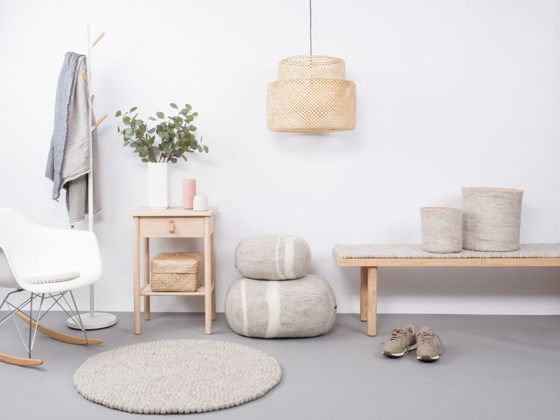 Filz Kieselstein Hocker von myfelt: Zwei graue, gestreifte Filzhocker im modernen Wohnzimmer.