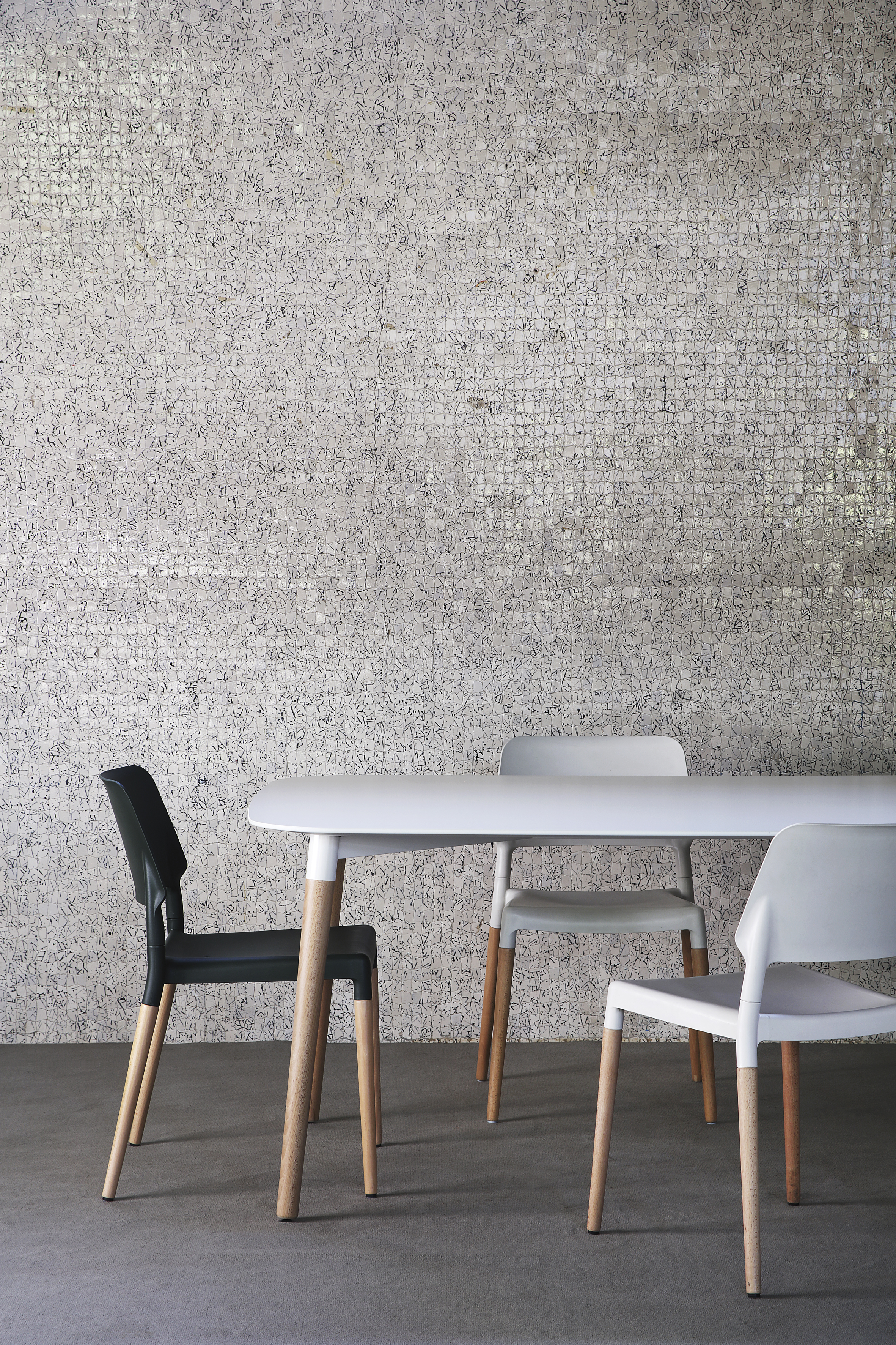 Weißer Belloch Esstisch von Santa & Cole mit Holzbeinen und modernen Stühlen.