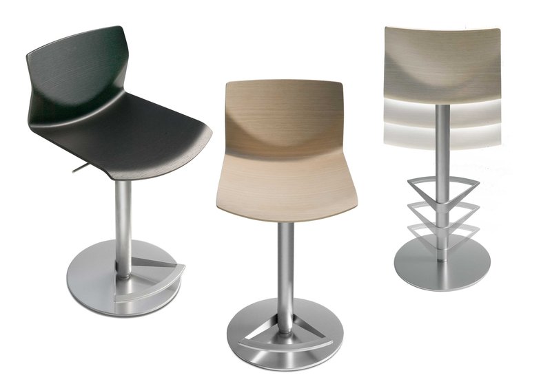 Drei Kai Barhocker mit Holzsitzen und Fußstütze aus Metall, verschiedene Farben. Moderne Barstühle.