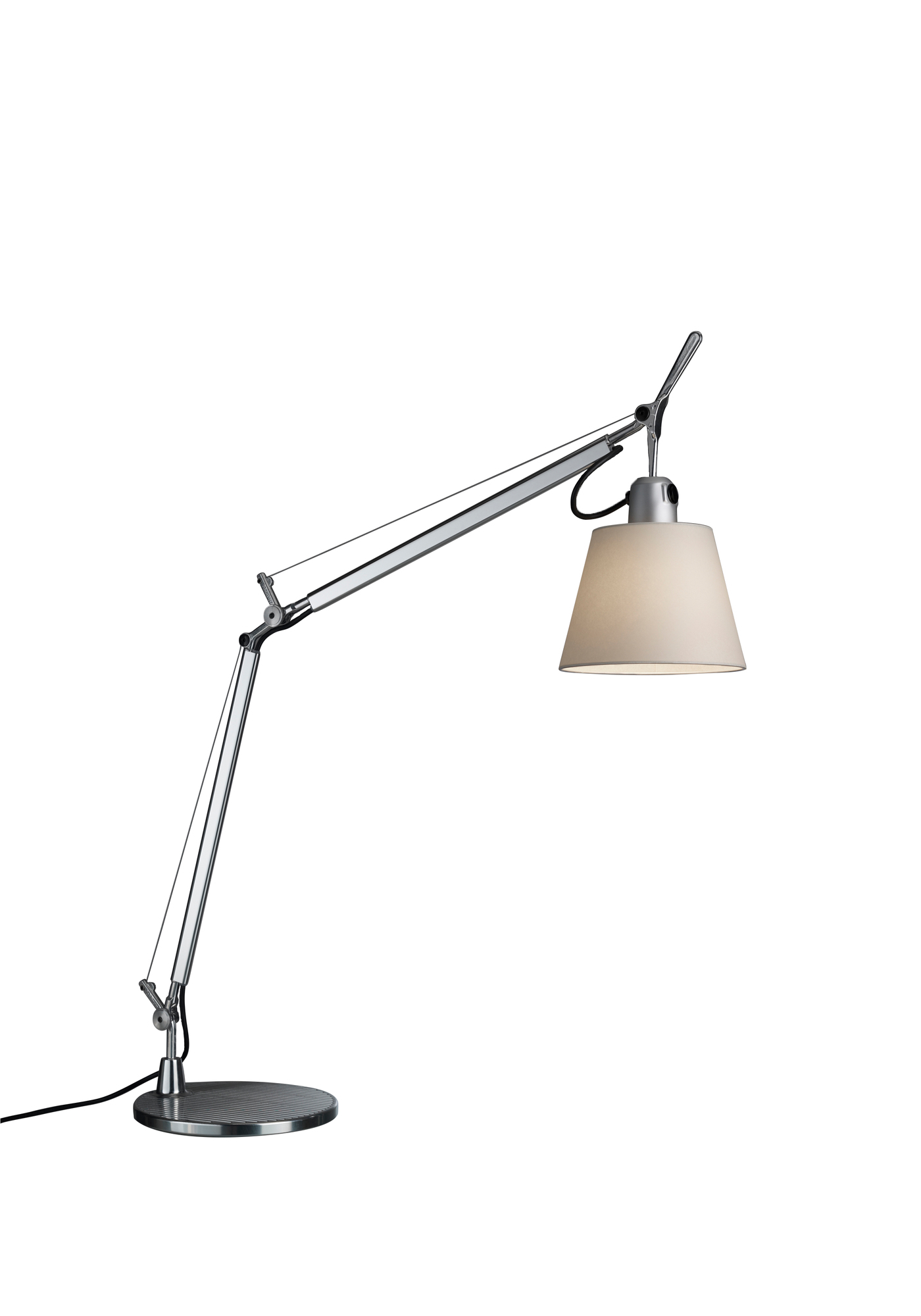 Artemide Tolomeo Basculante Tischleuchte mit beigem Stoffschirm, flexiblem Arm und silbernem Lampenfuß.
