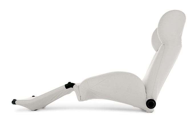 Seitenansicht: Roter D - Schonbezug für Cassina Wink Fußstütze aus Popeline.