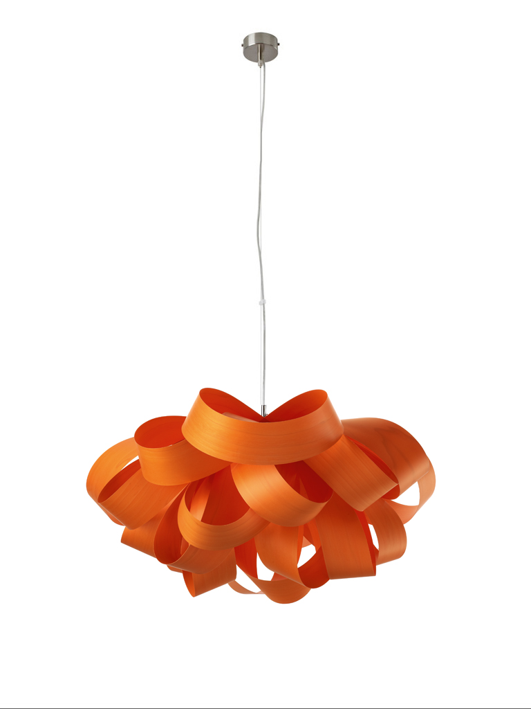 Orangefarbene Agatha S Pendelleuchte von LZF Lamps, moderne Holzleuchte für stilvolle Innenräume.