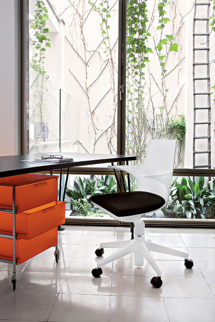 Weißer Drehstuhl mit schwarzer Sitzfläche, Modell Spoon Chair von Kartell, für Büro und Homeoffice.