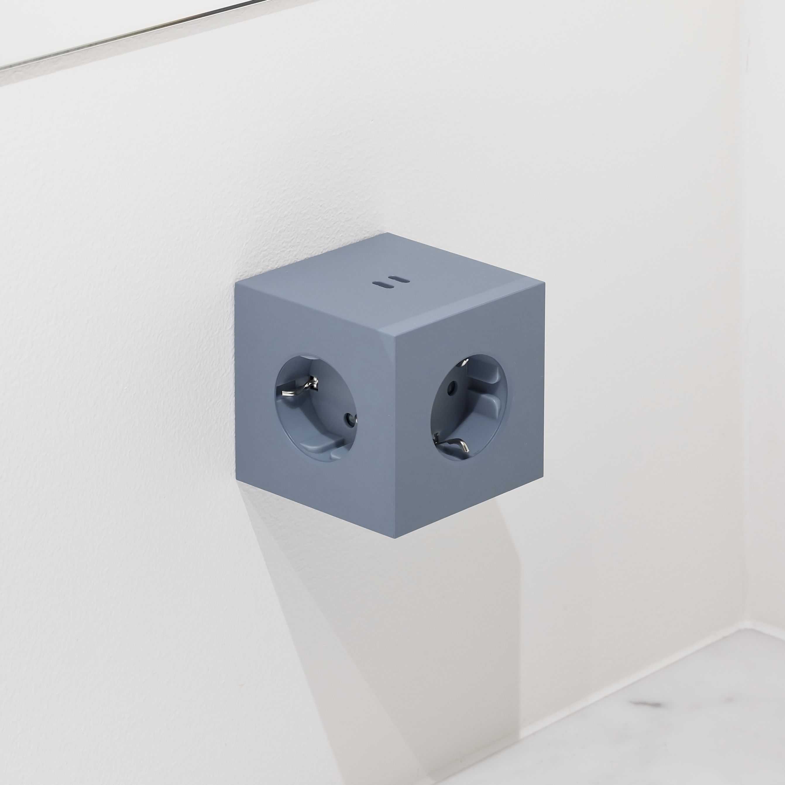 Blauer Square 2 Avolt Steckdosenwürfel mit USB-C, moderne Stromversorgung für Zuhause und Büro.