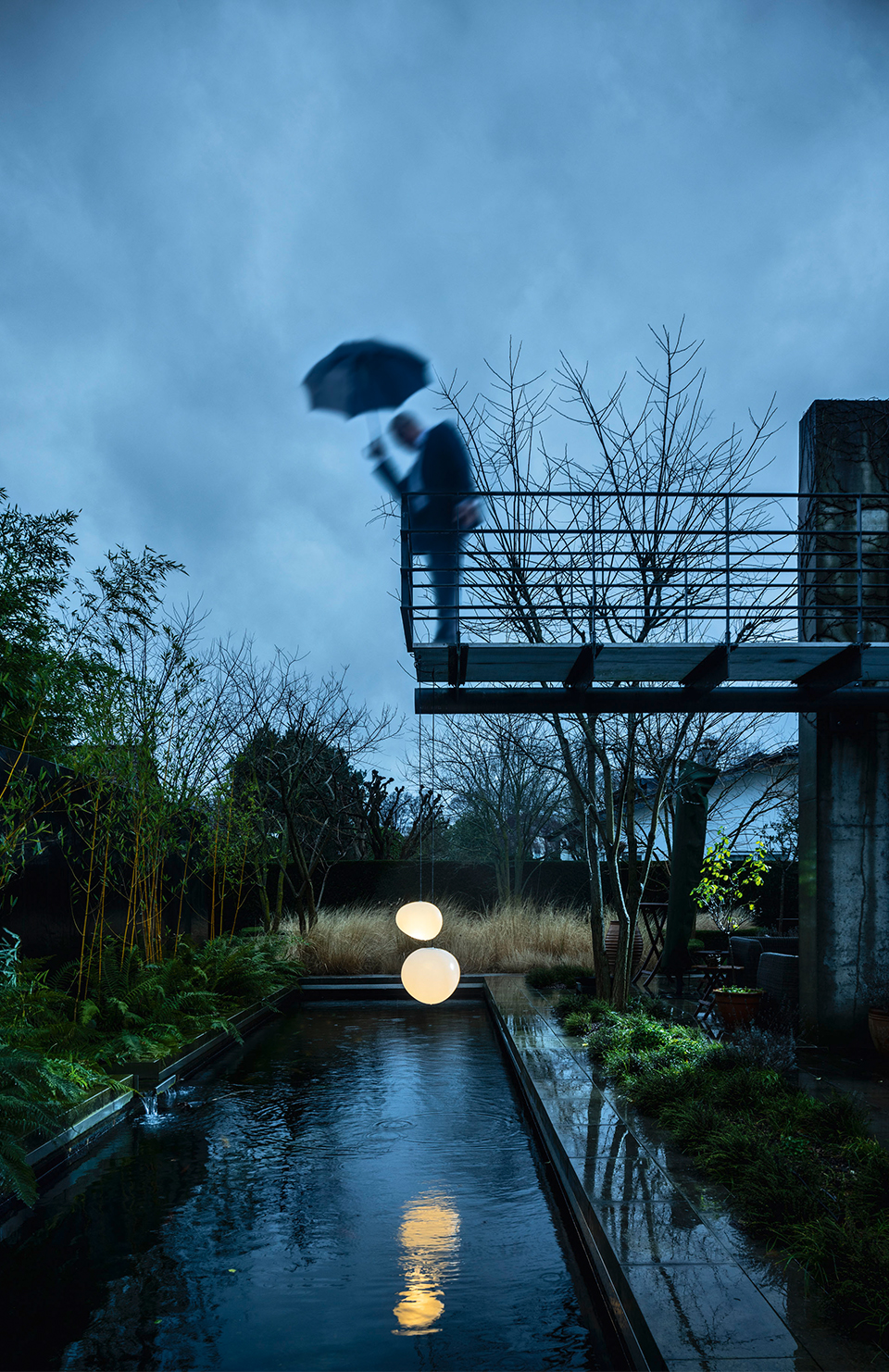 Gregg Outdoor Pendelleuchte von Foscarini über Teich, reflektiert im Wasser. Gartenbeleuchtung.
