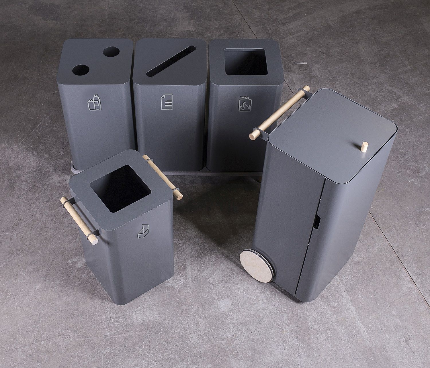 Arkityp Mülleimer zur Mülltrennung: Graue Abfallbehälter mit Symbolen für Papier, Plastik und Restmüll.