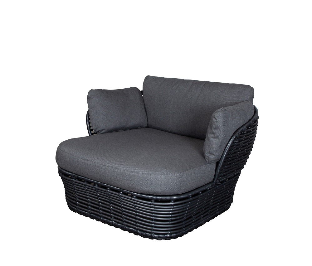 Basket Loungesessel von Cane-Line mit graphitfarbenem Gestell und grauen Kissen für den Außenbereich.