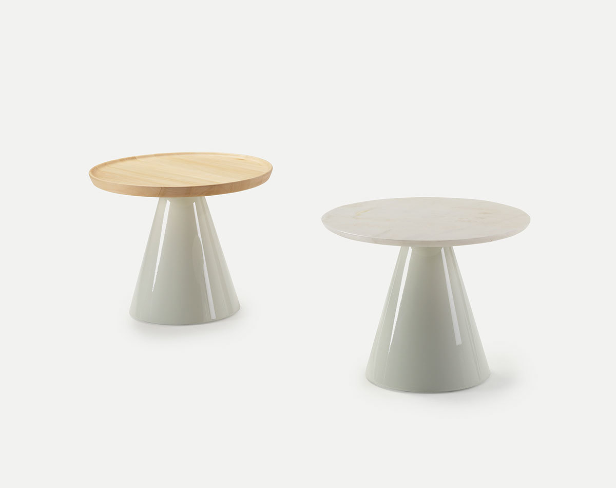Zwei Pion Beistelltische von Sancal: Einer mit Holzplatte, einer mit Marmorplatte.