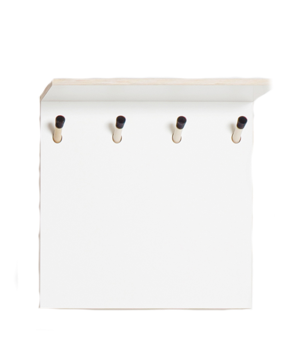 Weiße Rechenbeispiel Hutablage von Nils Holger Moormann mit vier Haken und Ablagefläche.