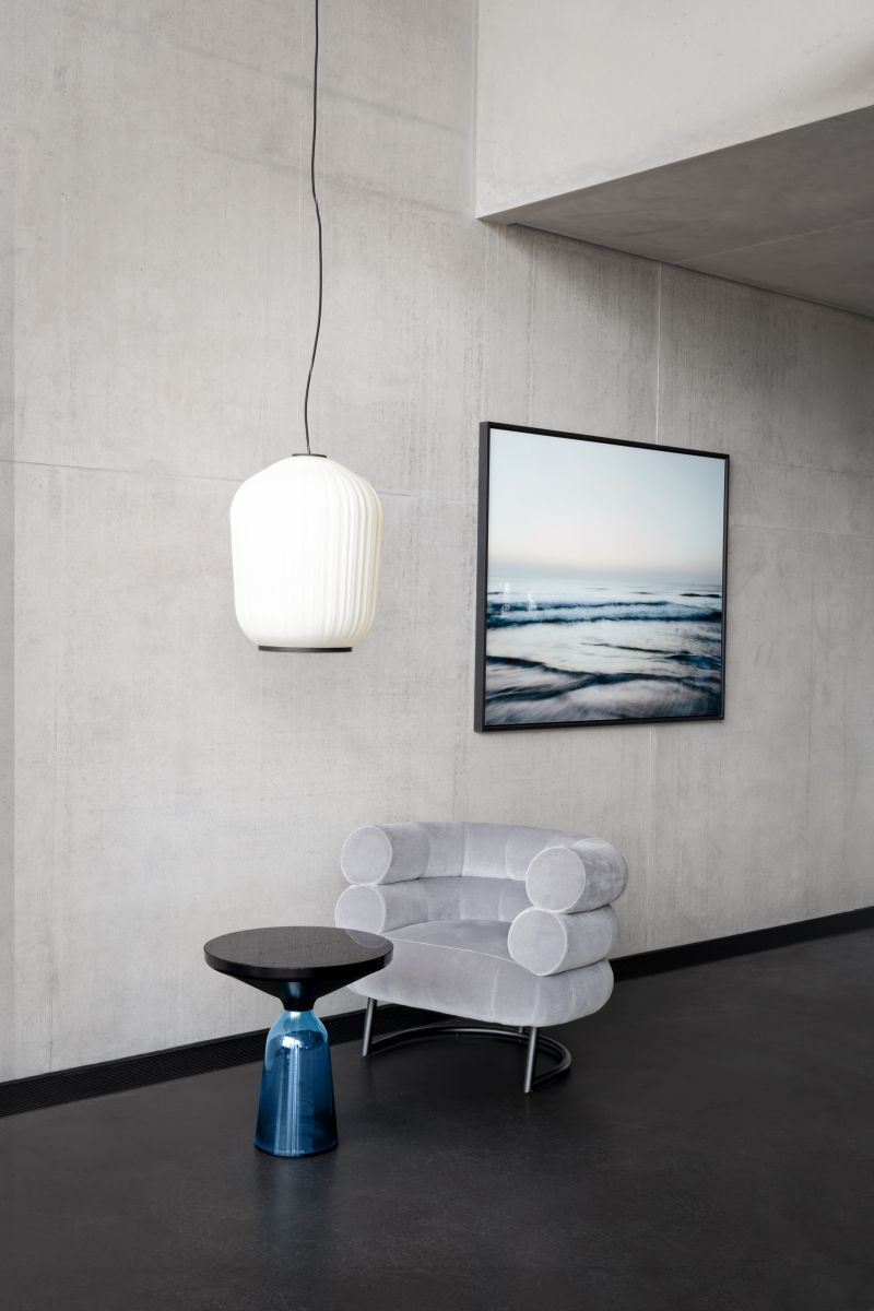 Plissée Pendelleuchte von ClassiCon: Weiße Designerlampe mit plissiertem Schirm im modernen Interieur.