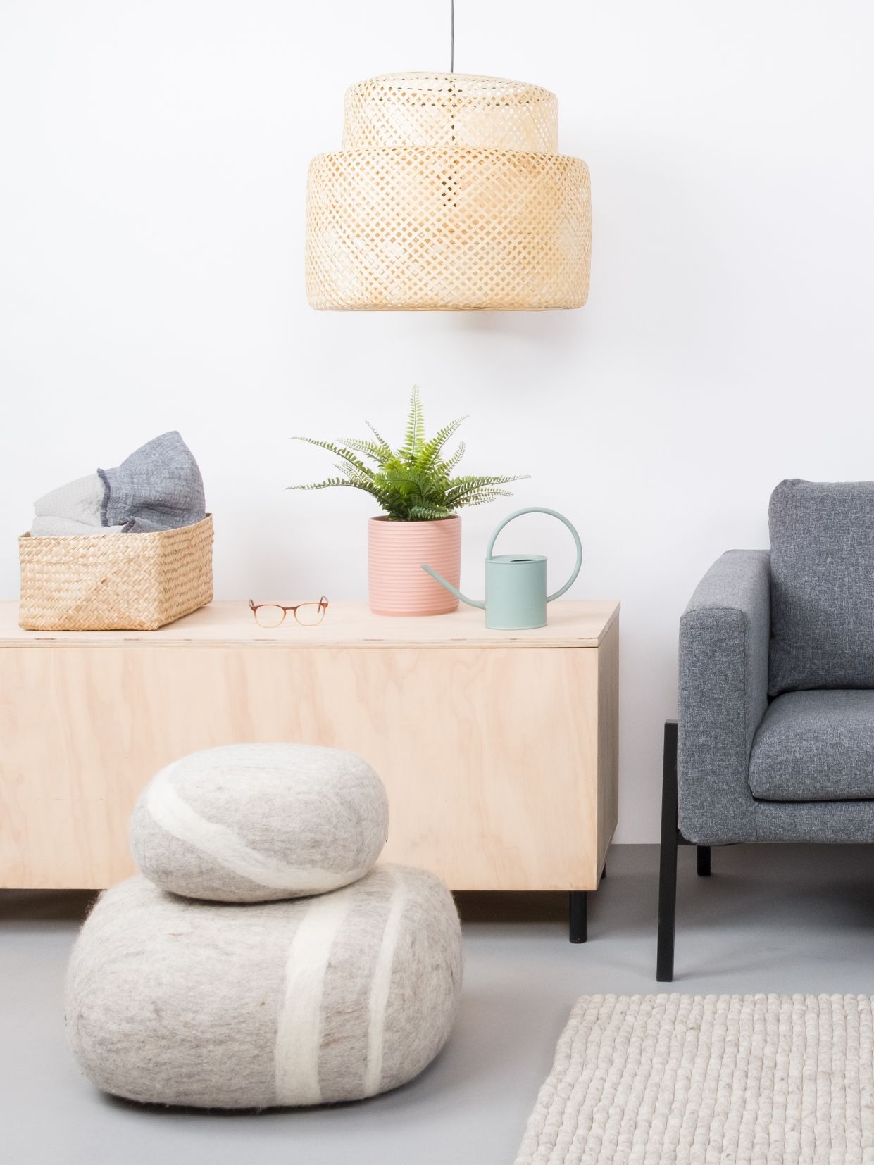 Filz Kieselstein Hocker Béla von myfelt in Grau, als Sitzgelegenheit im Wohnzimmer.