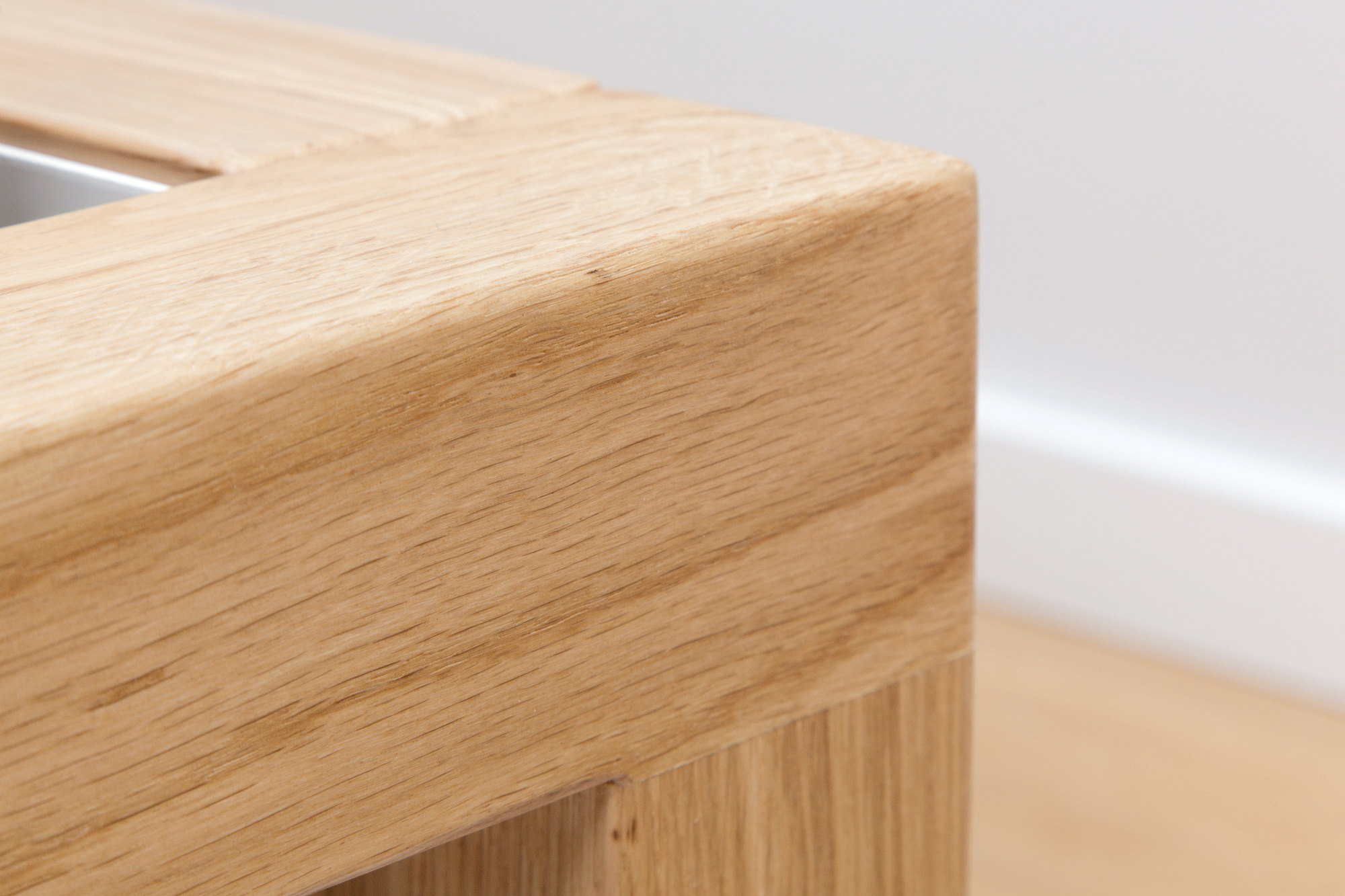 Detailaufnahme vom Pure Bett Eiche von Hans Hansen, Massivholzbett mit natürlicher Holzmaserung.