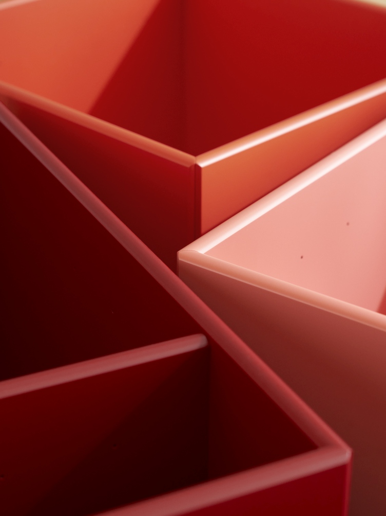 Detailaufnahme der Colour Box Aufbewahrungsbox in Rot- und Rosatönen, ideal für Ordnung und Aufbewahrung.