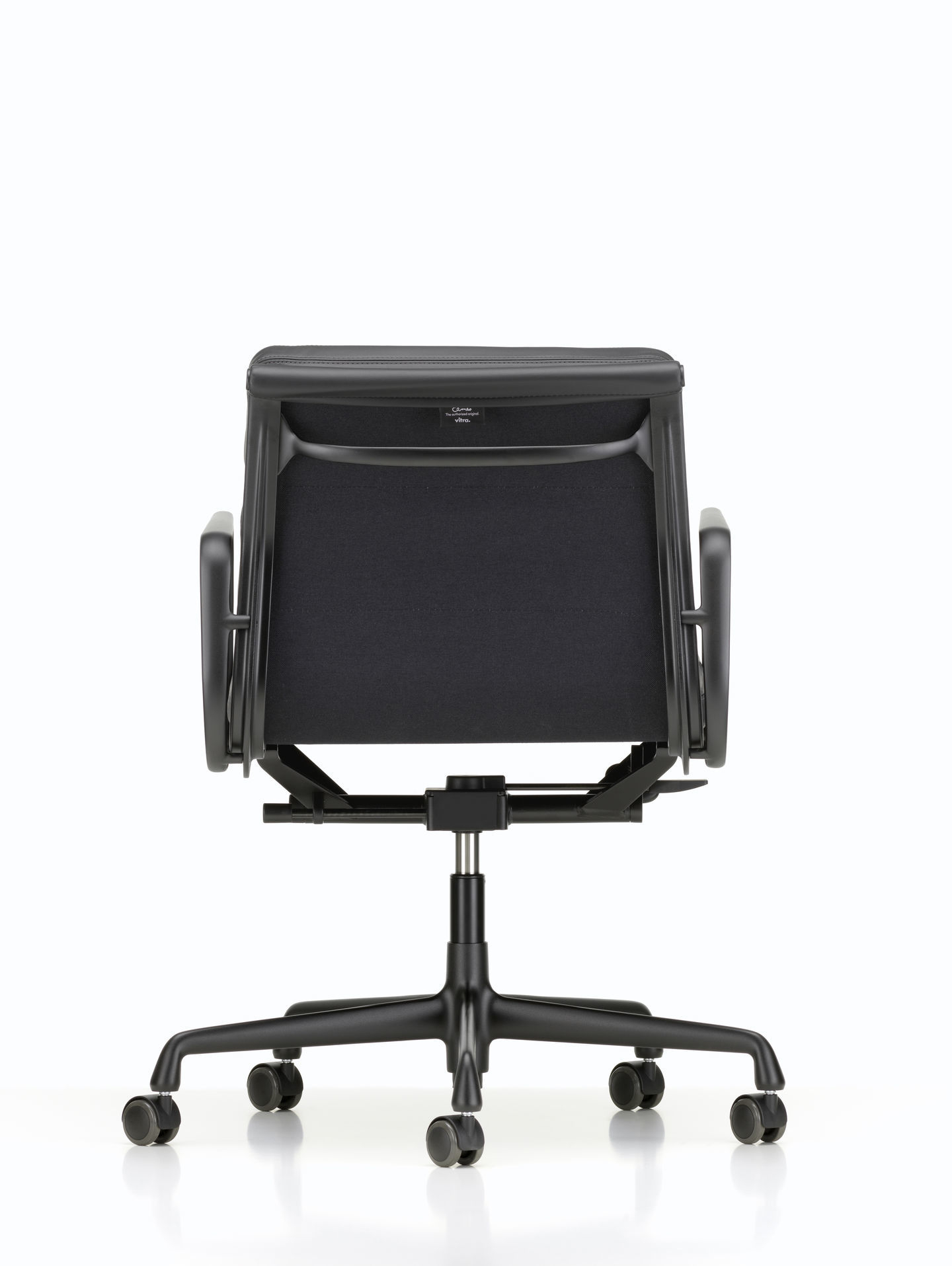 Rückansicht des schwarzen Vitra Soft Pad Chair EA217 Bürostuhls mit Rollen und Armlehnen.